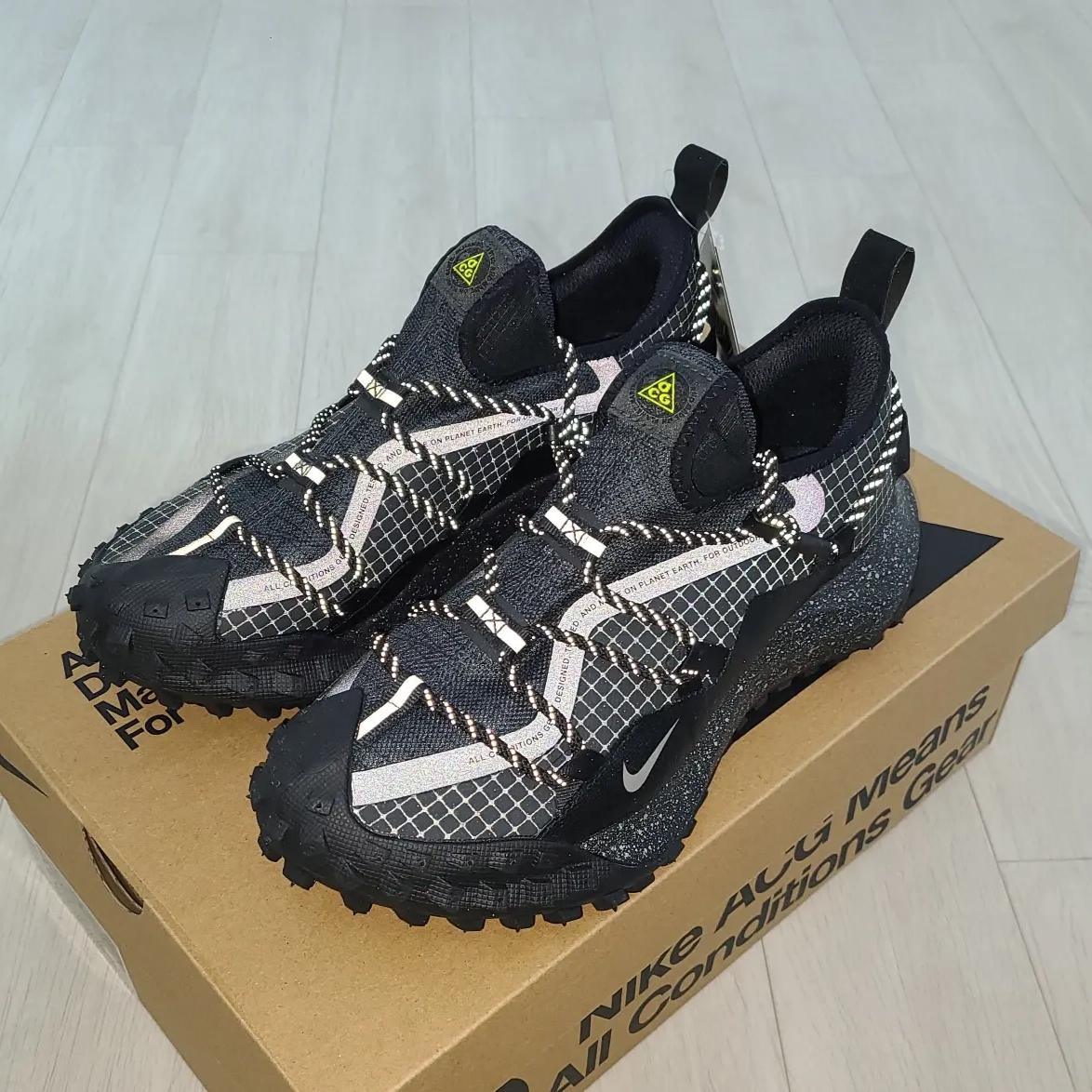 Nike ACG Mountain Fly Low Gore-Tex SE Dark Smoke Grey 착용 스타일 - 3