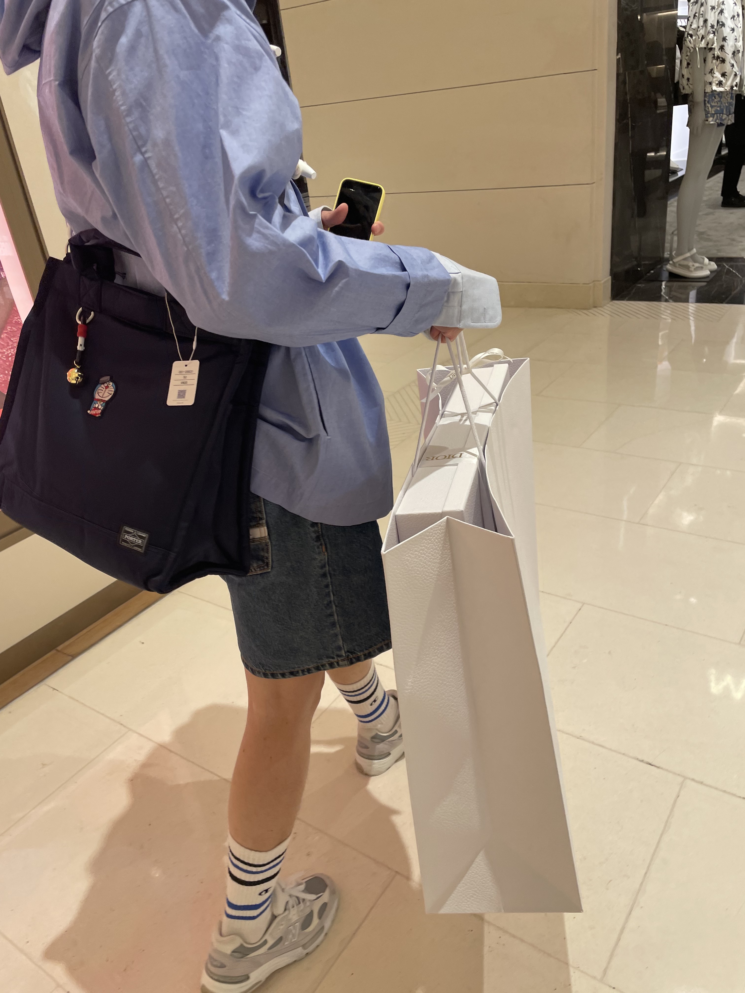 Porter x Doraemon 2Way Tote Bag Navy, New Balance 992 Made in USA White Silver 착용 스타일 - 1