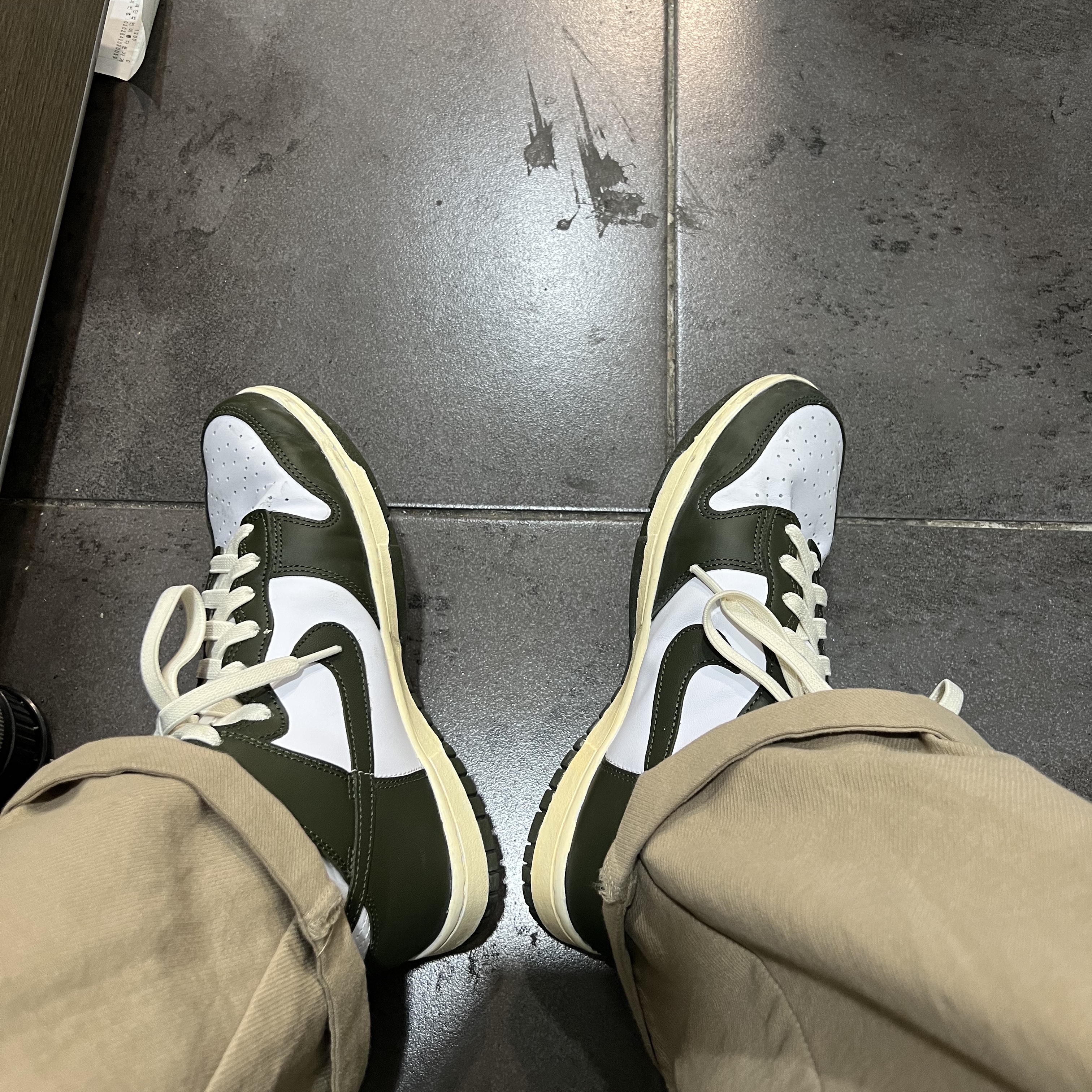 Nike Dunk High Retro Championship Khaki 착용 스타일