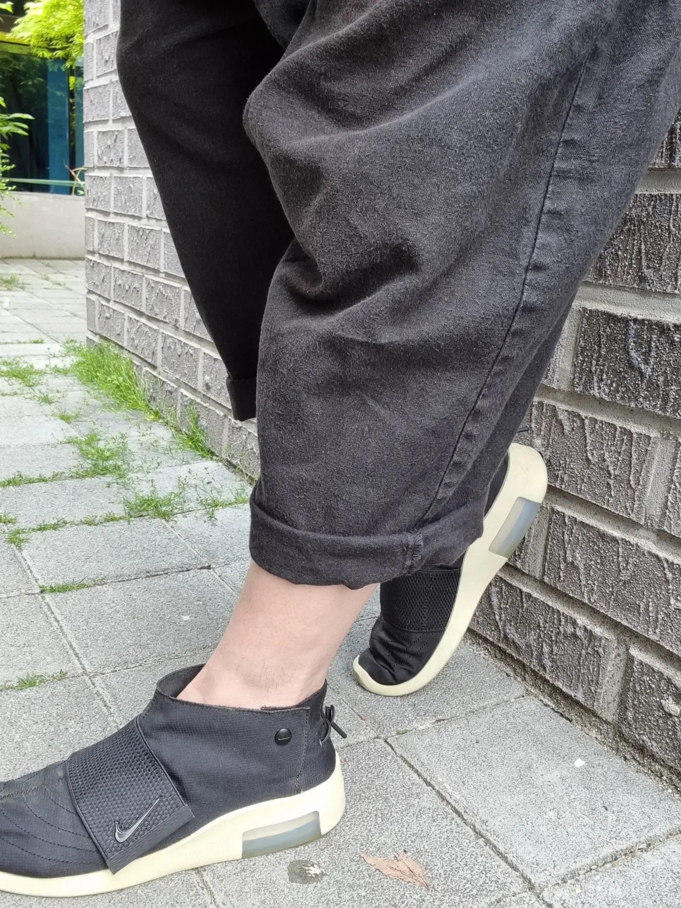 Nike x Fear of God Air Fear of God Moccasin Black 착용 스타일 - 4