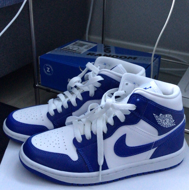 (W) Jordan 1 Mid White Hyper Royal 착용 스타일 - 1