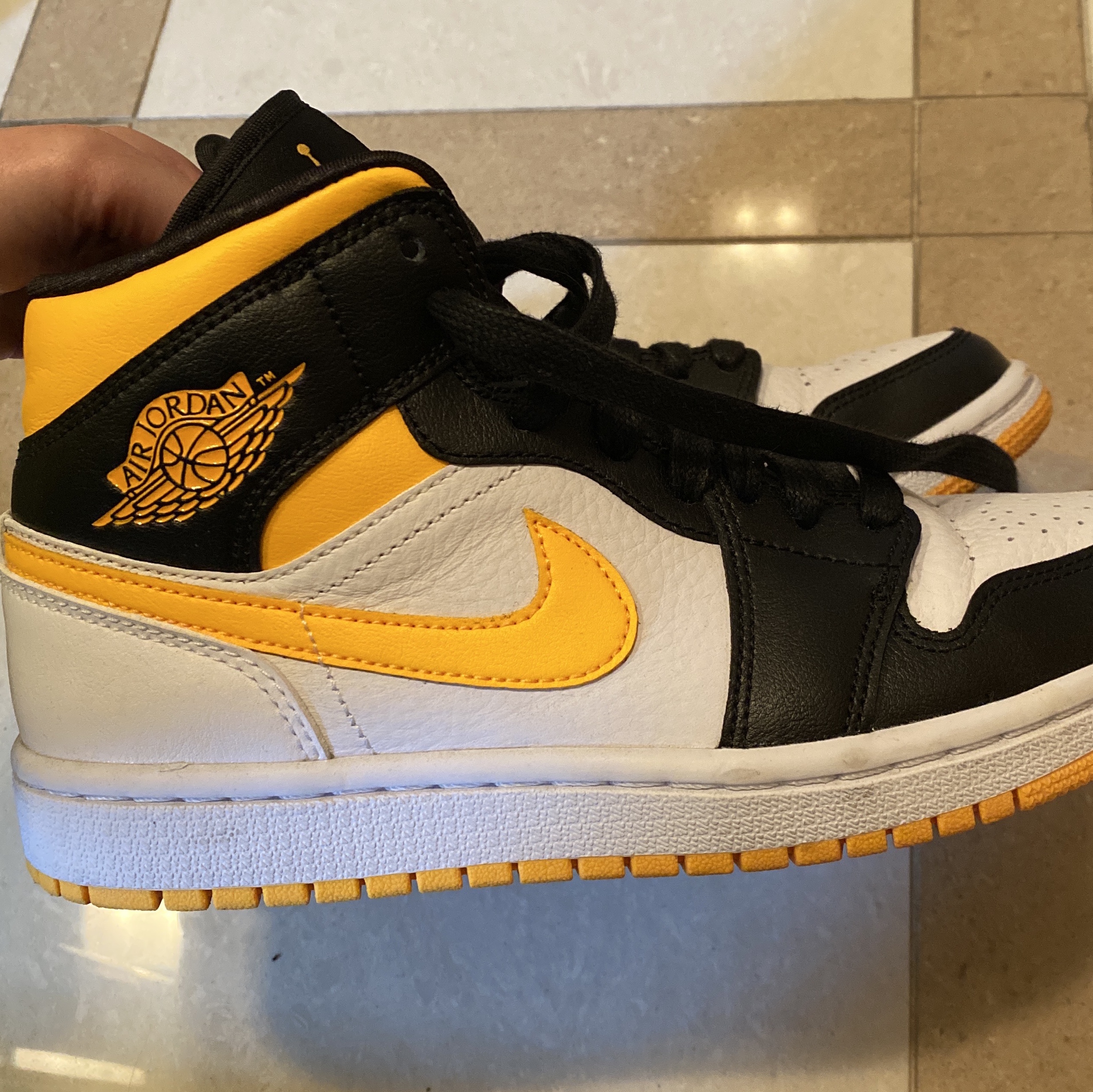 (W) Jordan 1 Mid SE Laser Orange 착용 스타일