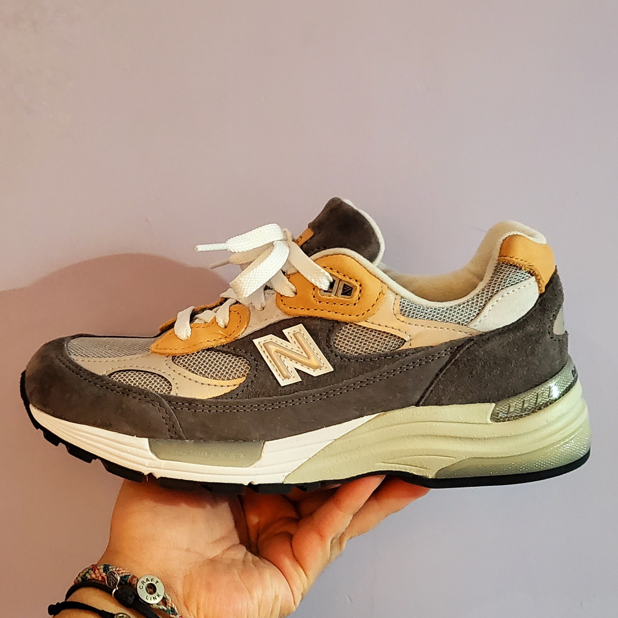 New Balance x Todd Snyder 992 Made in USA 10th Anniversary Grey Tan 착용 스타일 - 2