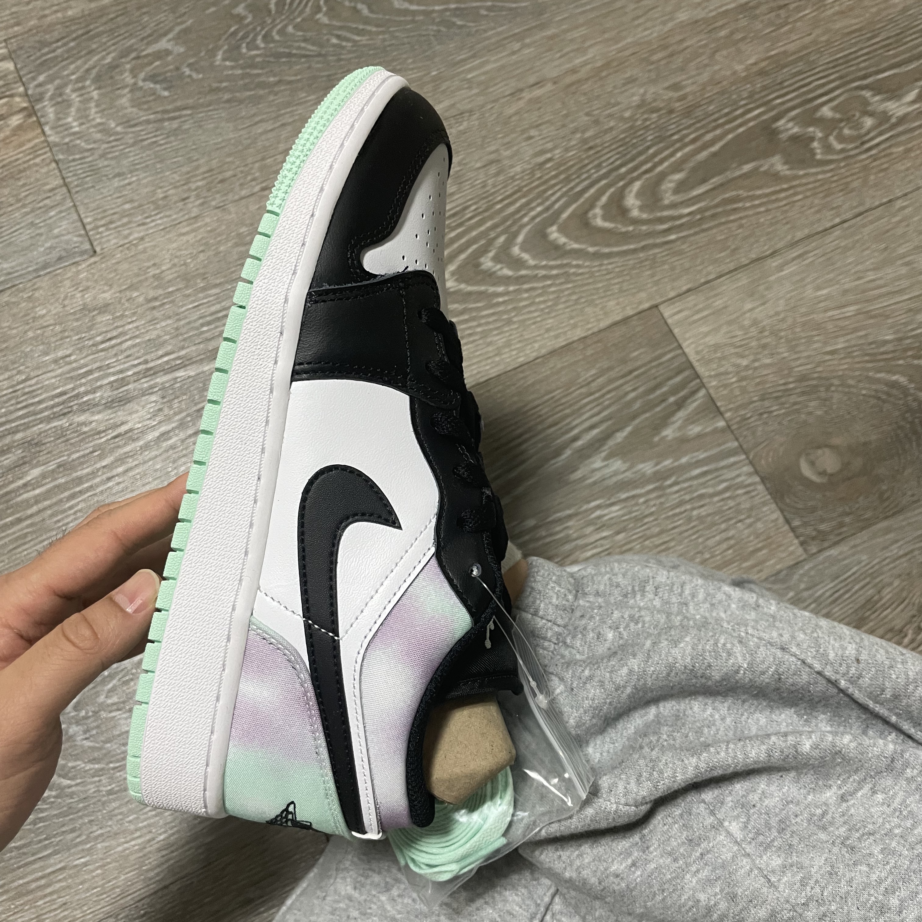 (GS) Jordan 1 Low SE White Black Tie-Dye 착용 스타일
