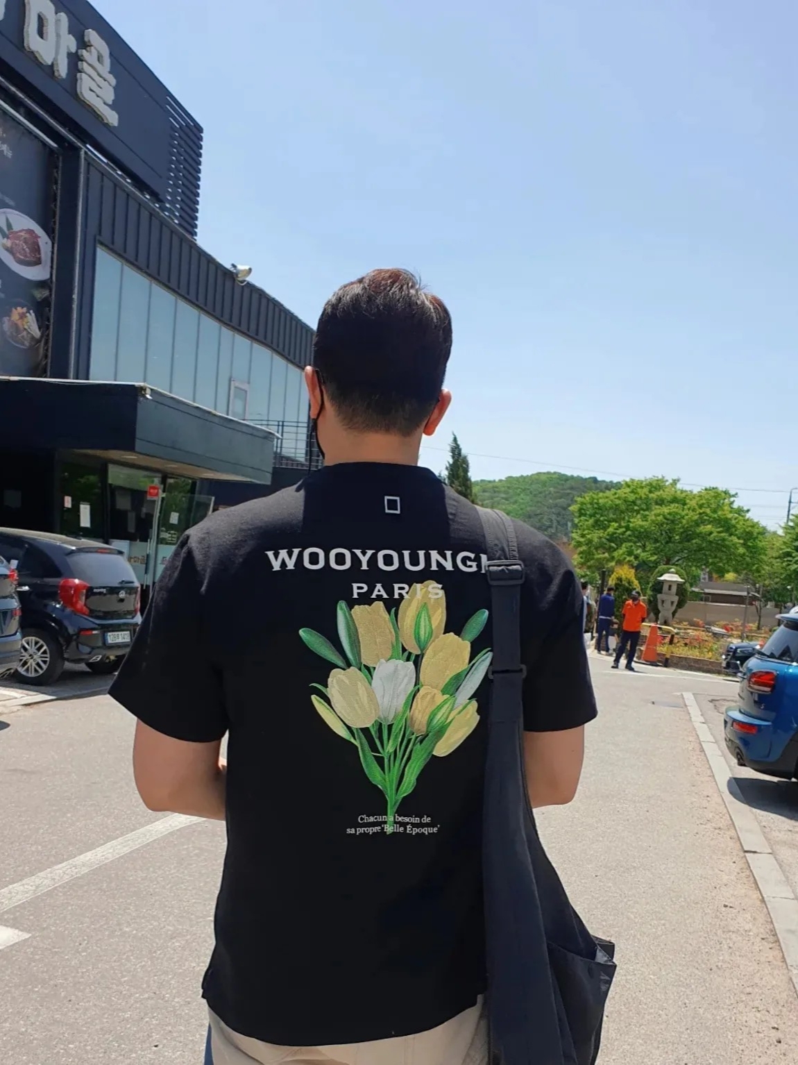 Wooyoungmi Flower Print Back Logo T-Shirt Black - 22SS, Jordan 1 x Travis Scott x Fragment Retro Low OG SP Military Blue 착용 스타일 - 2