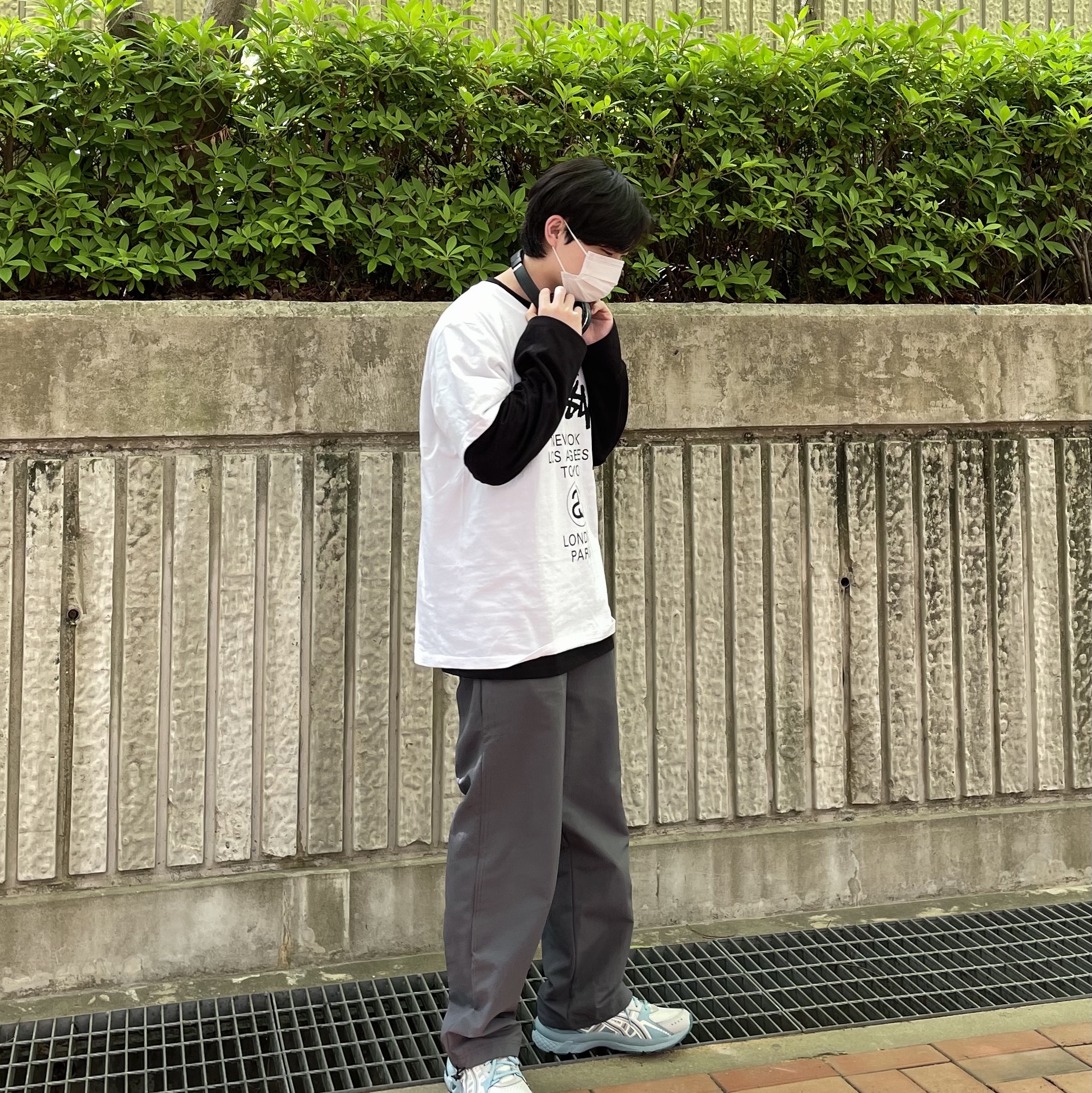 Asics Gel-Kyrios Cream Oyster Grey, Stussy World Tour T-Shirt White 착용 스타일 - 3