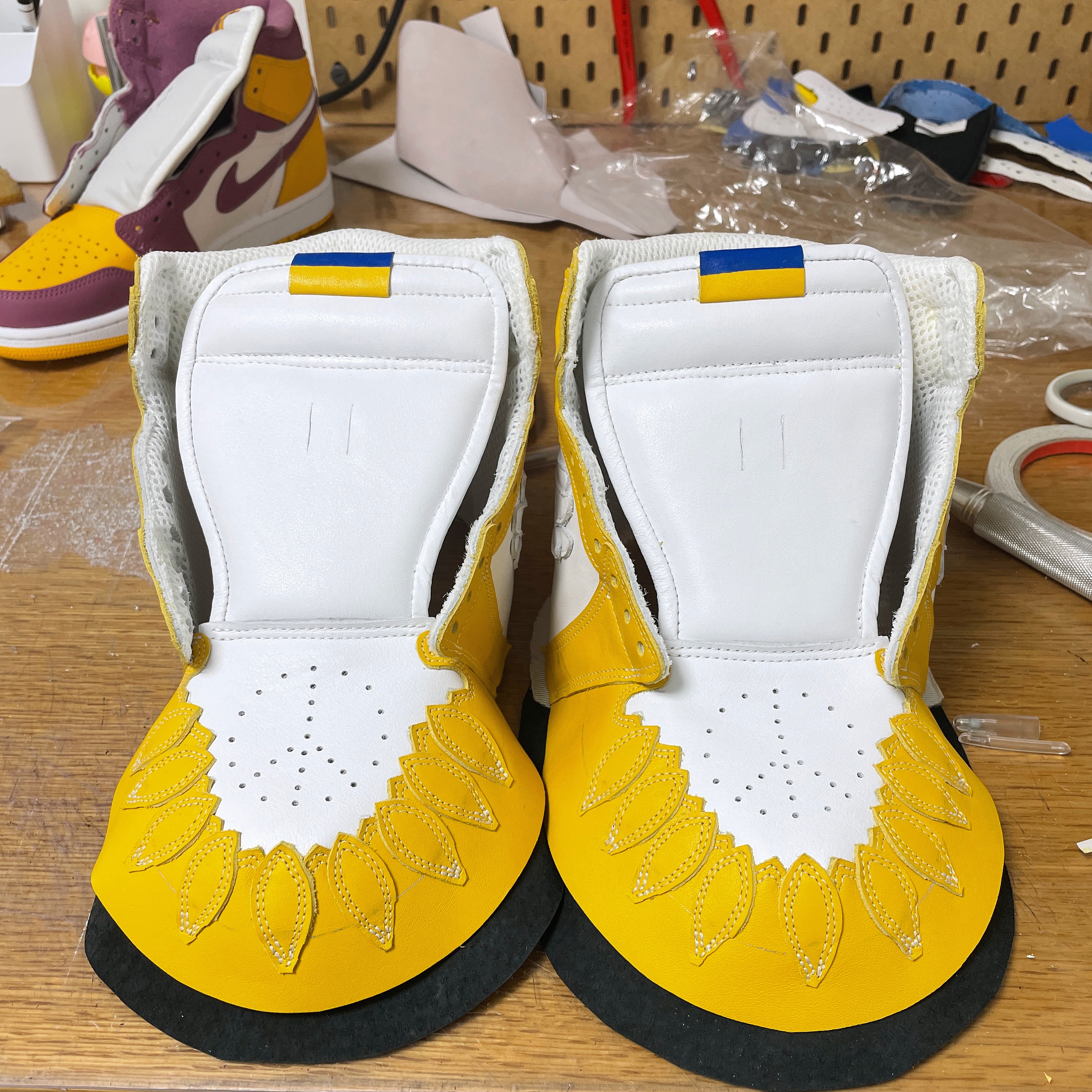 Jordan 1 Retro High OG University Gold Light Bordeaux 착용 스타일