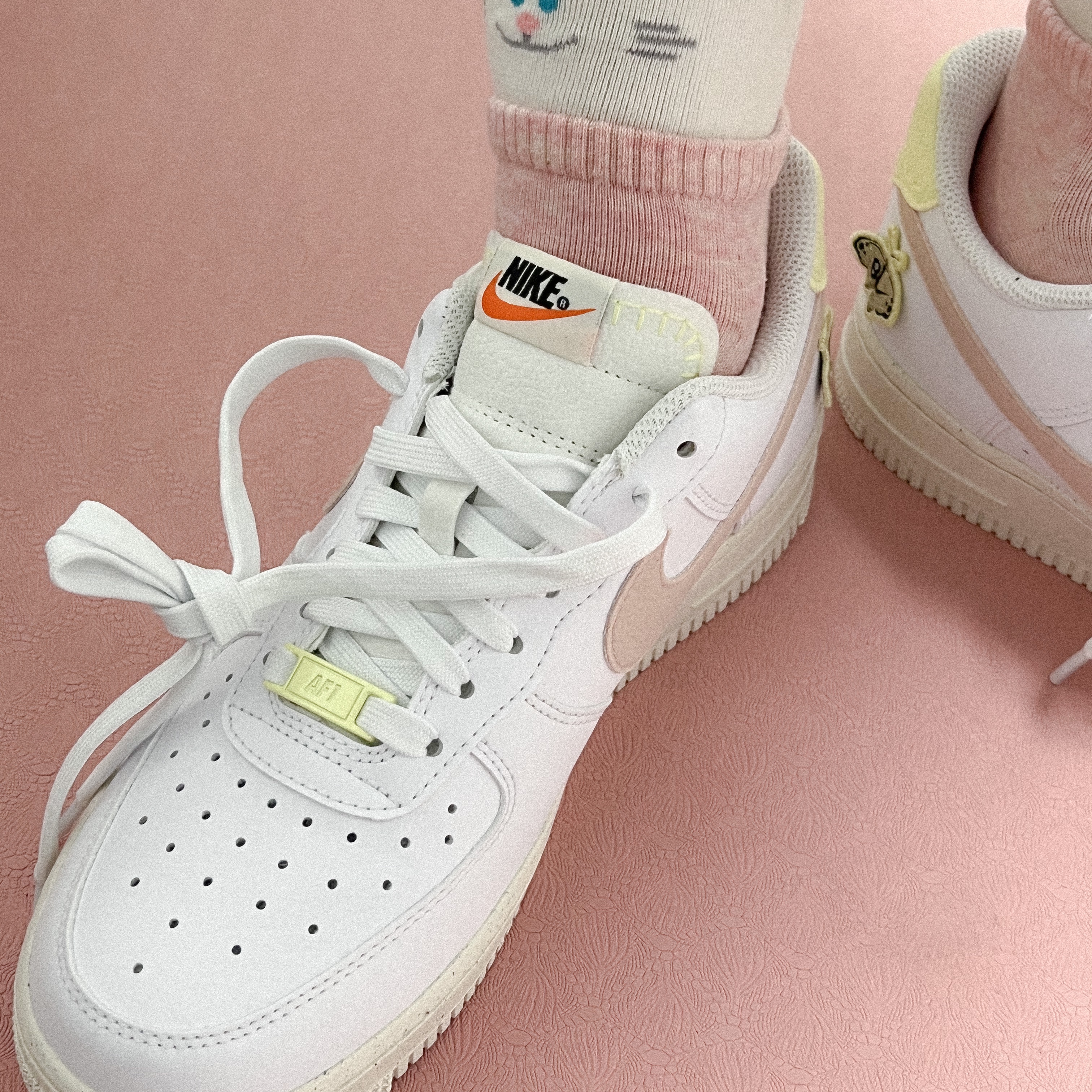(W) Nike Air Force 1 '07 SE Next Nature White Pink Oxford 착용 스타일 - 2