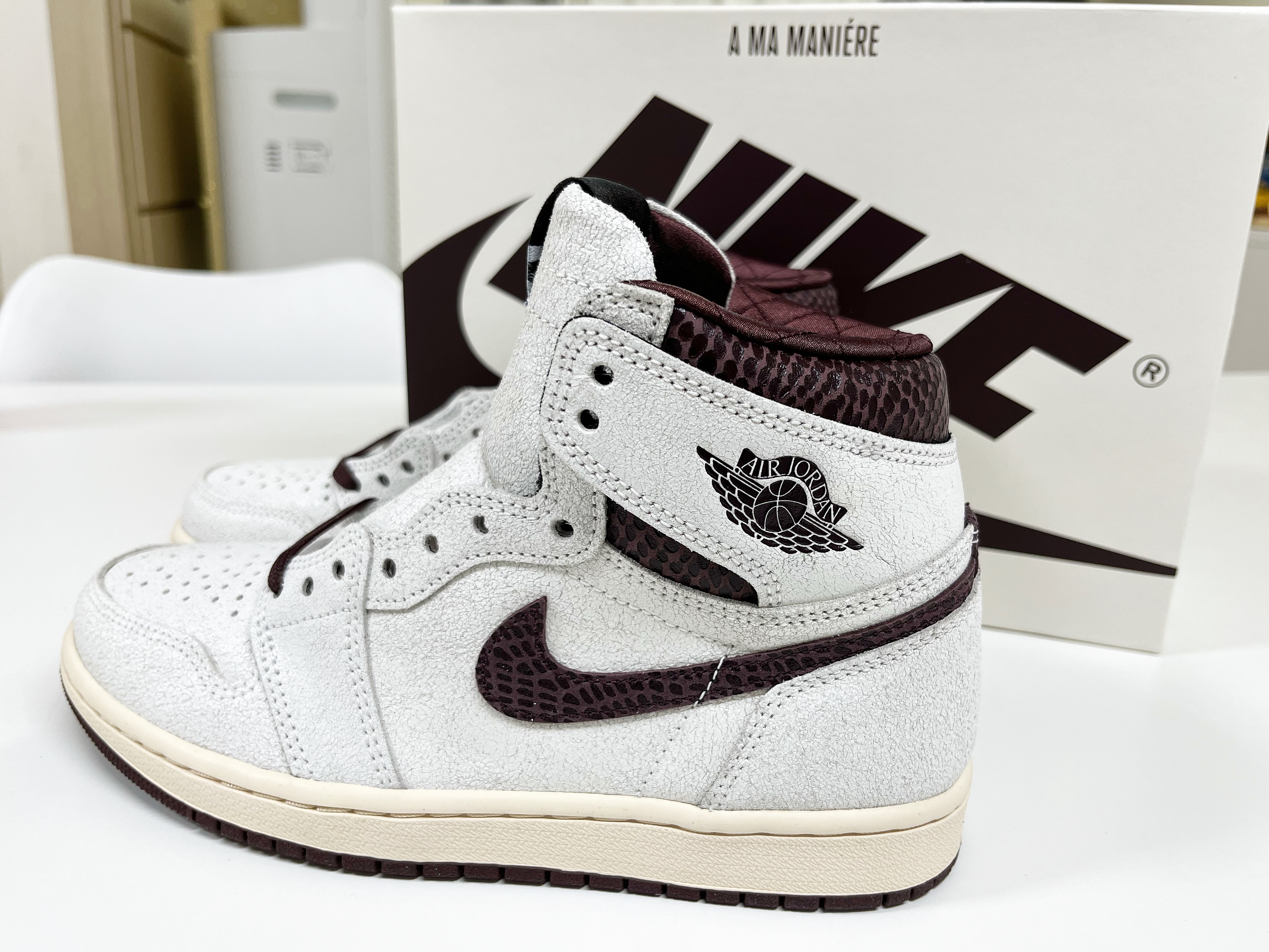 Jordan 1 x A Ma Maniere Retro High OG SP Sail and Burgundy 착용 스타일