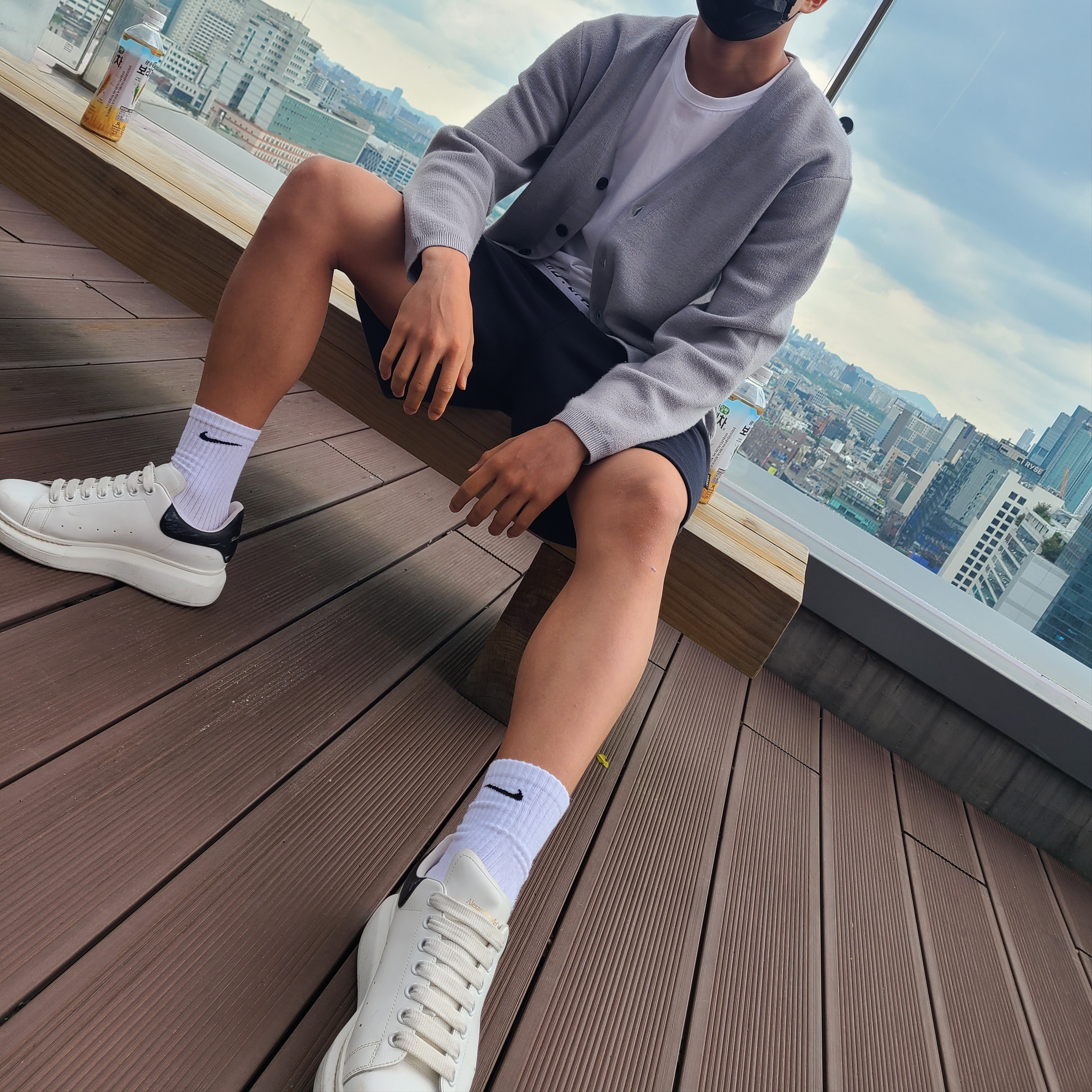 Alexander McQueen Oversized Sneakers White Black, Off-White Degrade Arrow Over S/S T-Shirt White Multicolor 착용 스타일