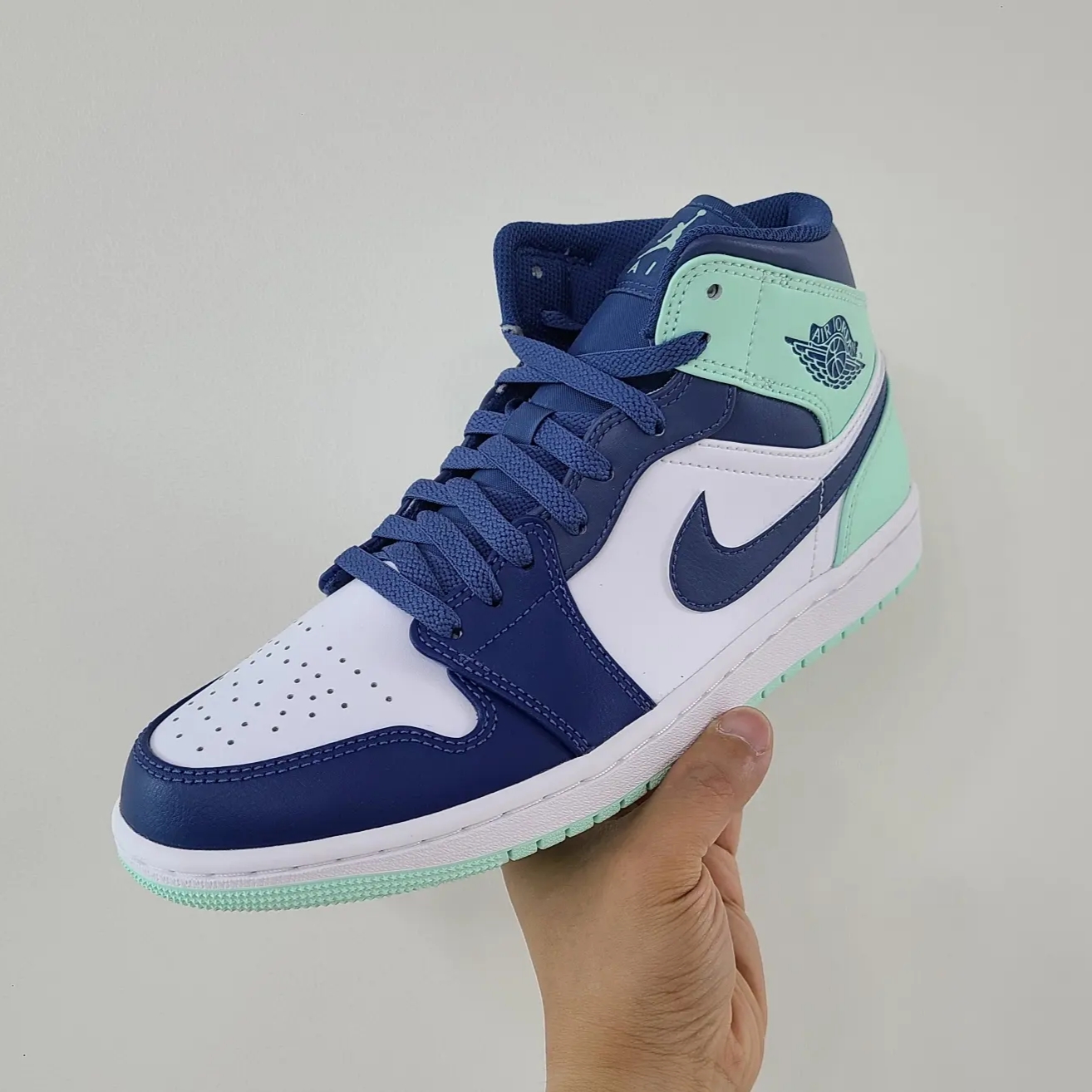 Jordan 1 Mid Blue Mint 착용 스타일 - 1