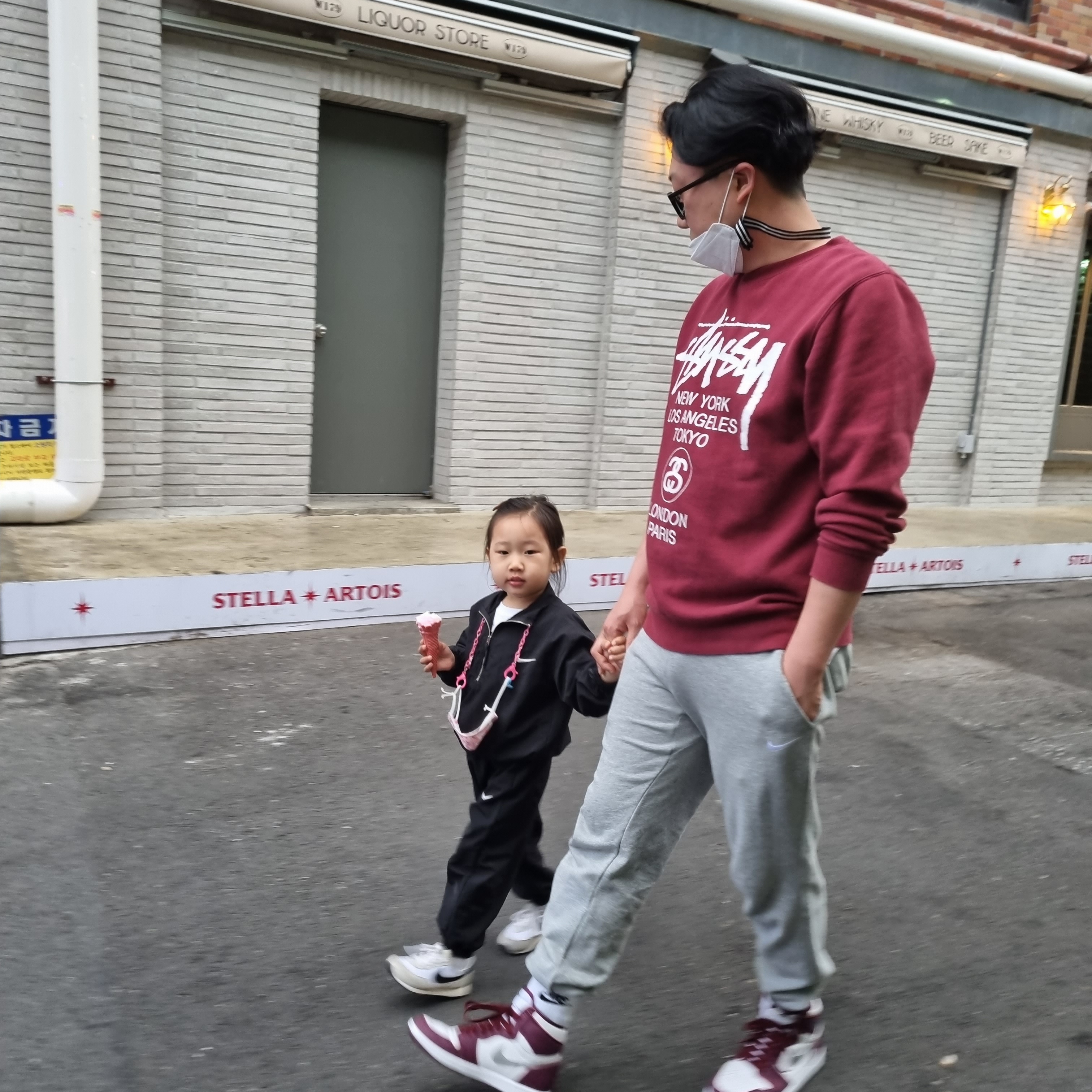 Jordan 1 Retro High OG Bordeaux, Stussy World Tour LS T-Shirt Black 착용 스타일 - 1