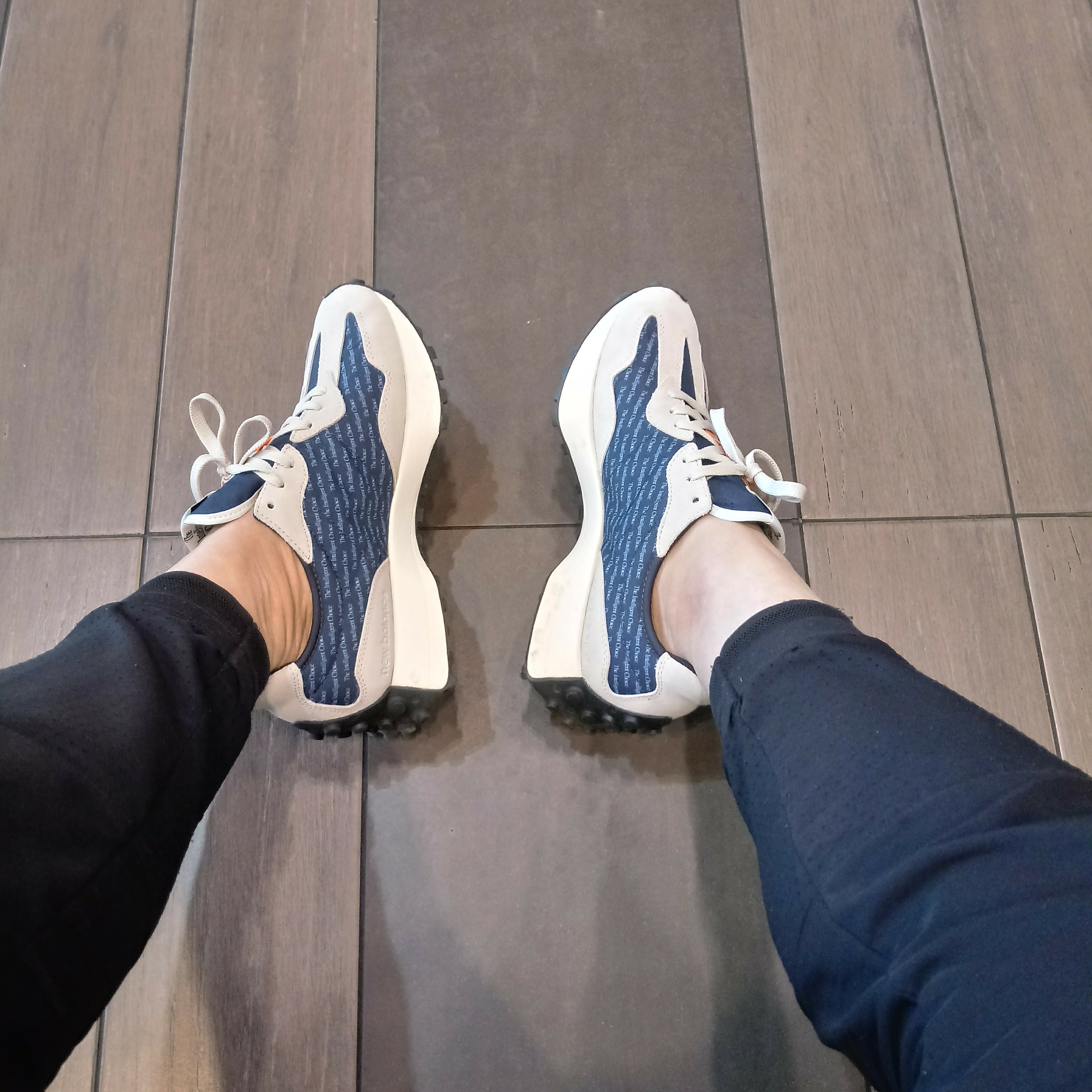 New Balance 327 Outerspace Light Grey 착용 스타일 - 2