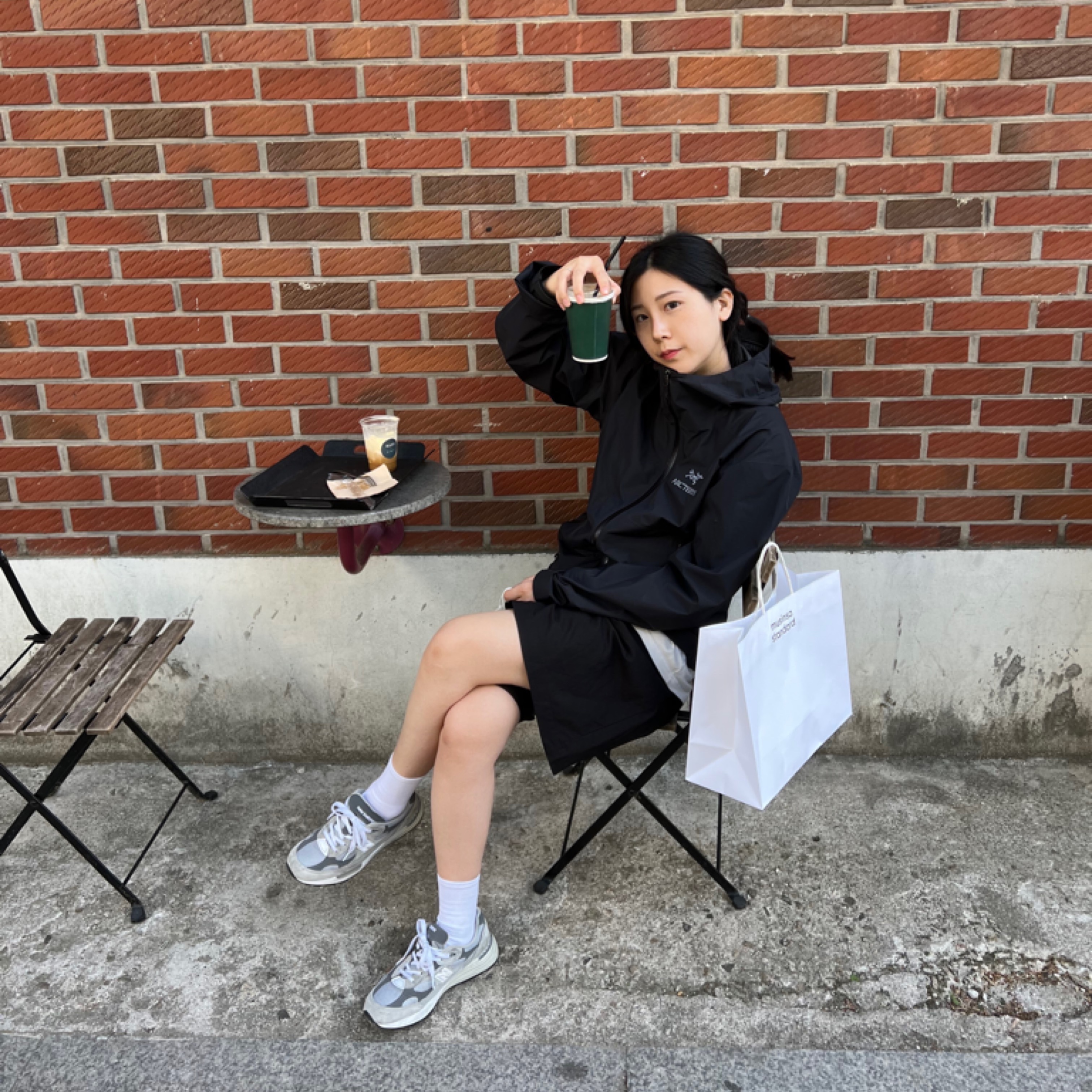 Arc'teryx Zeta SL Jacket Black, New Balance 992 Made in USA Grey - D Standard 착용 스타일 - 1