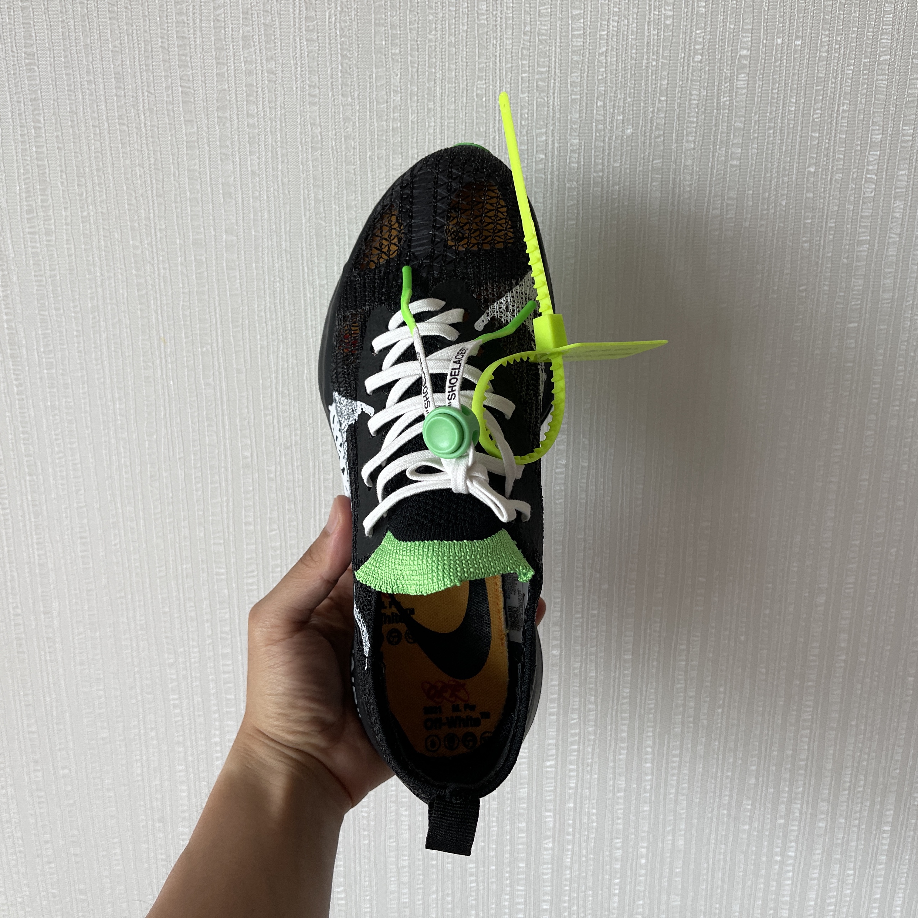 Nike x Off-White Air Zoom Tempo Next% Black 착용 스타일 - 5