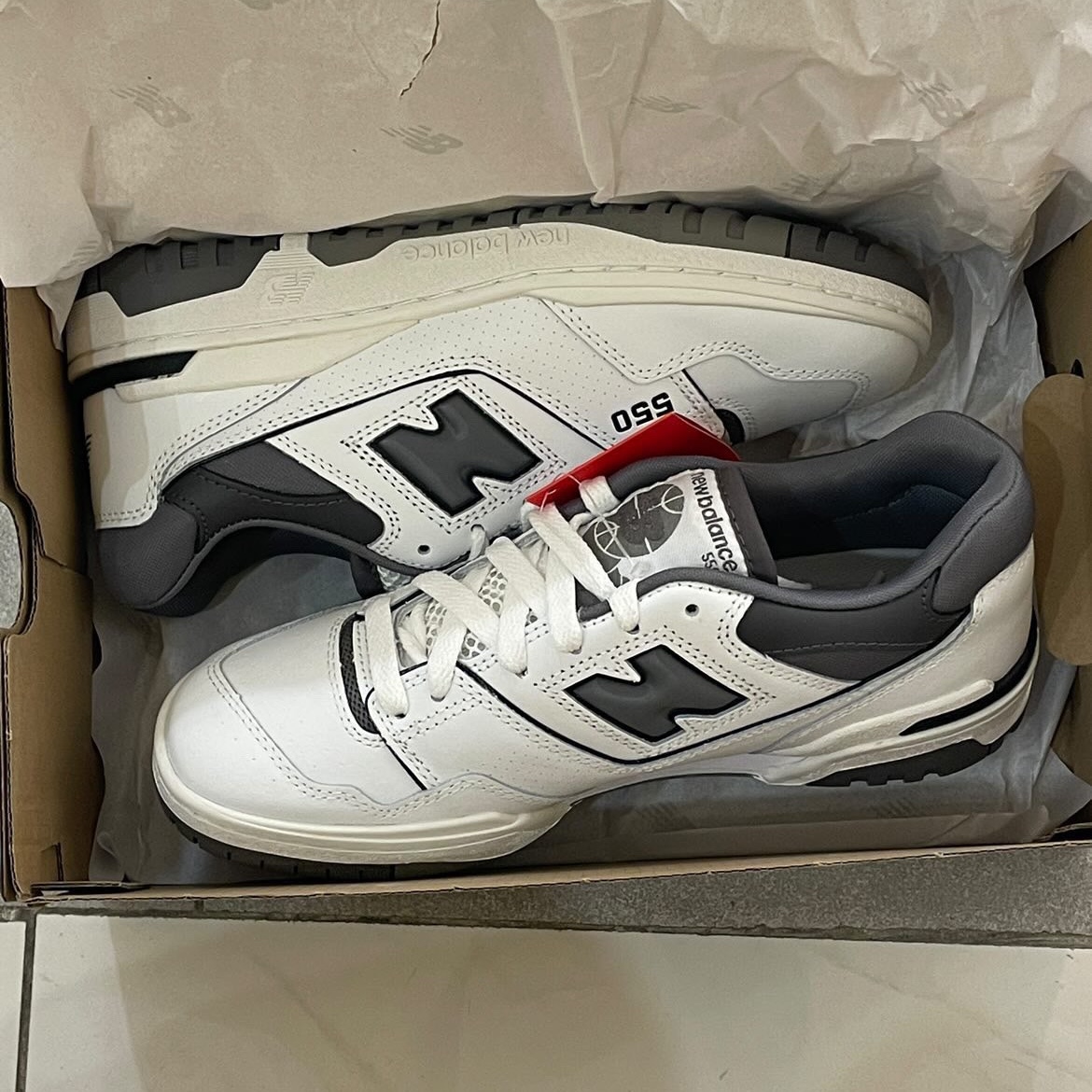 New Balance 550 White Grey Dark Grey - 2E Wide 착용 스타일