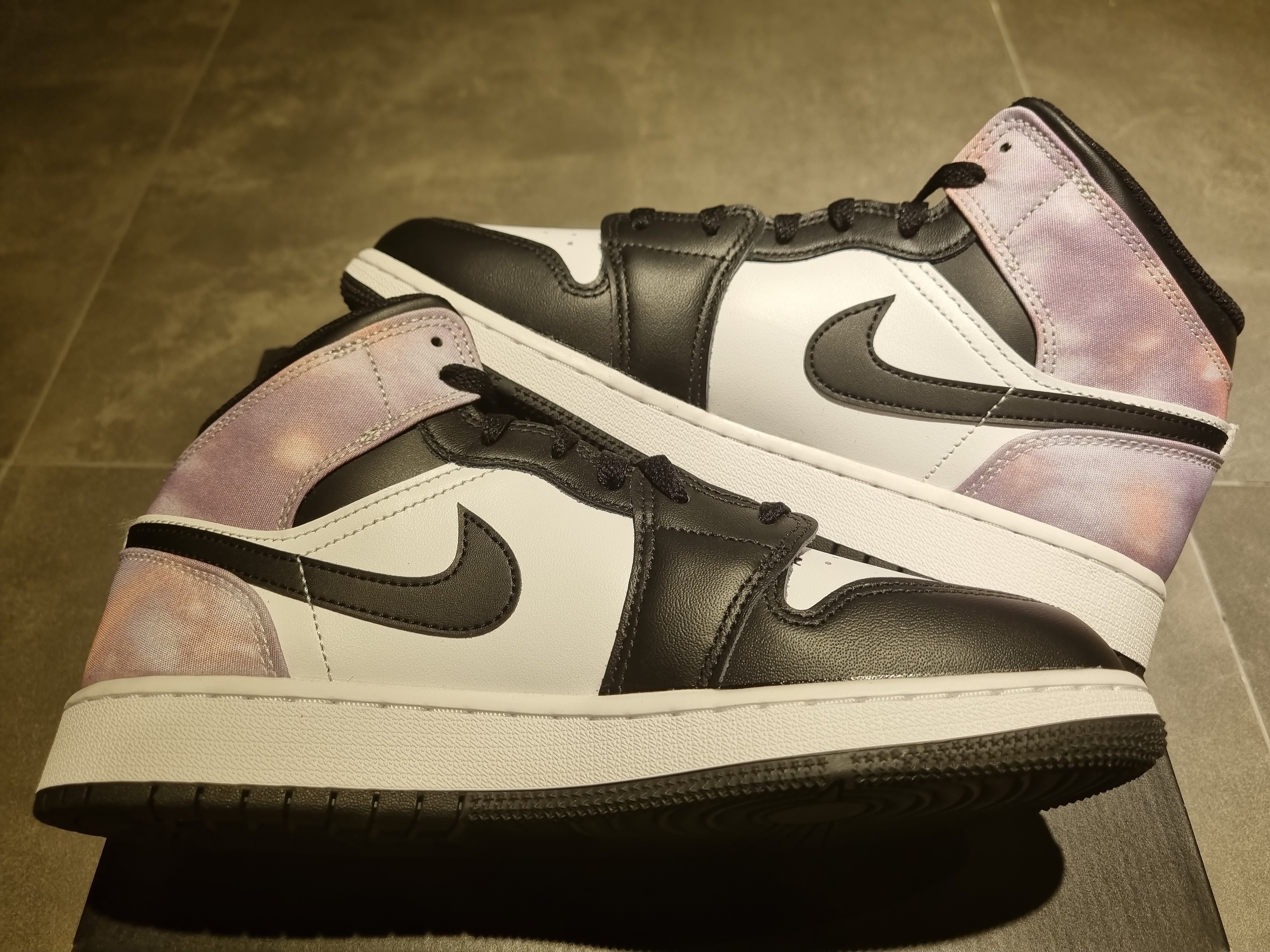 (GS) Jordan 1 Mid SE White Black Bleached Coral 착용 스타일 - 3