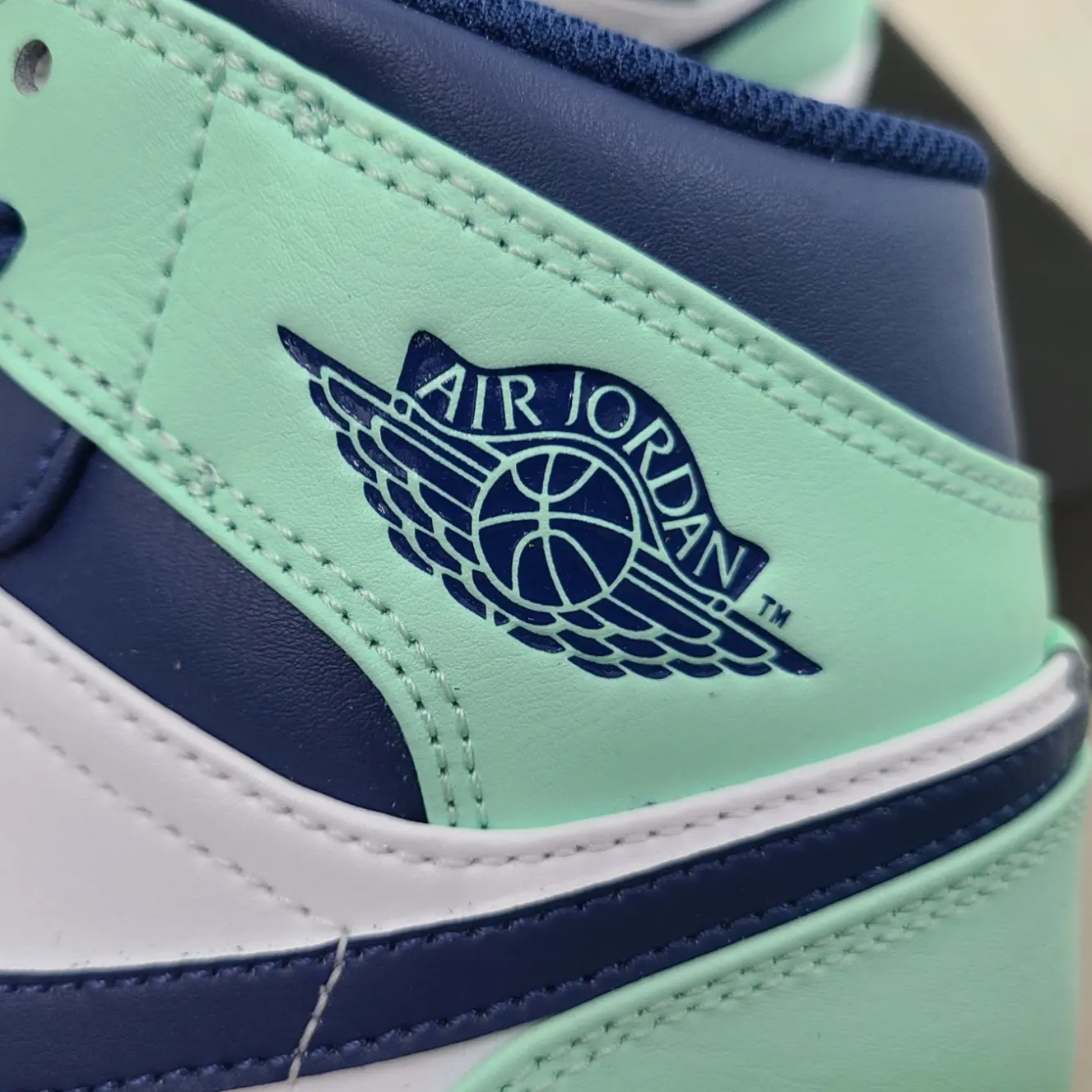 Jordan 1 Mid Blue Mint 착용 스타일 - 3