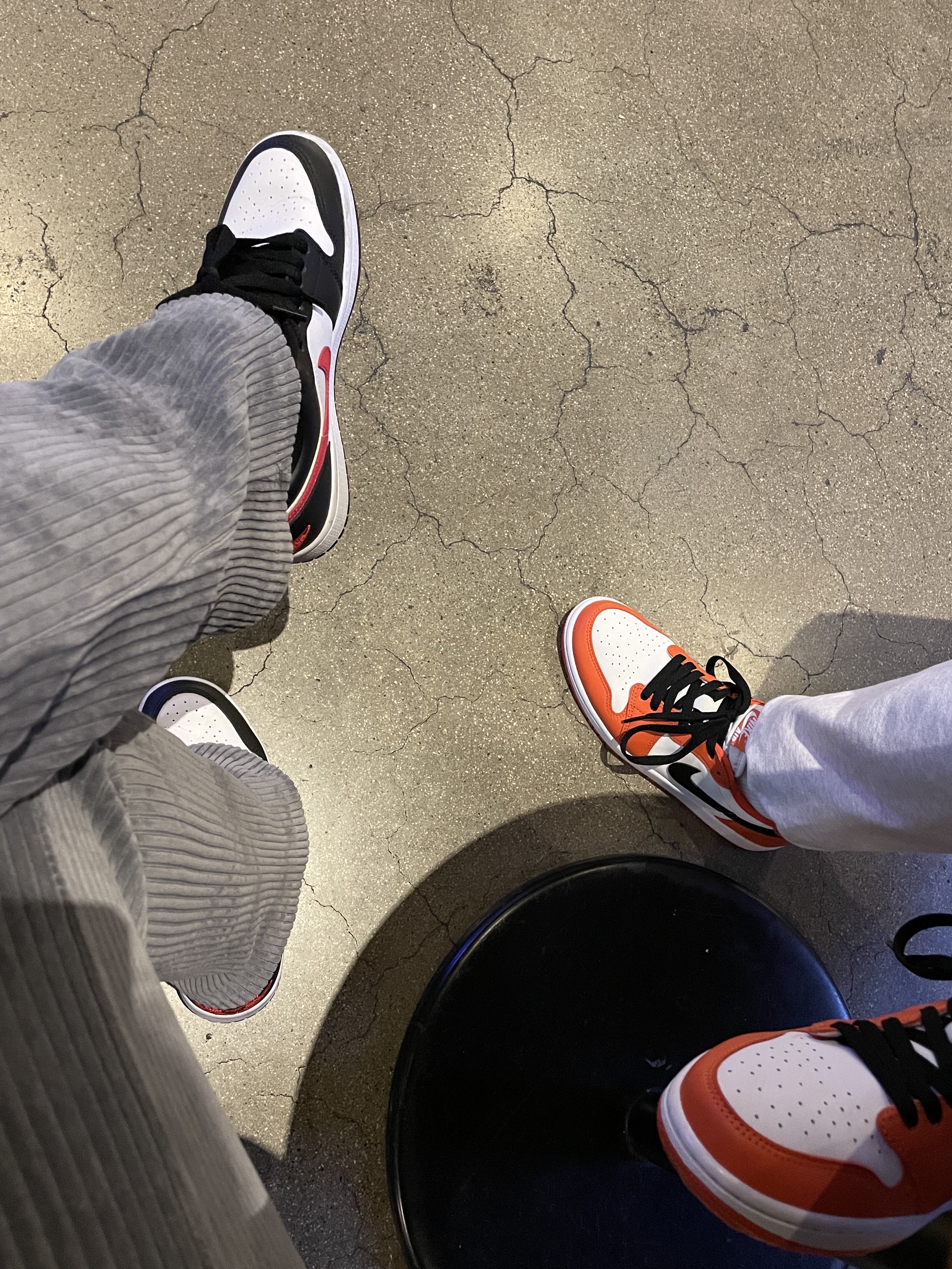 Jordan 1 Low OG Starfish, (W) Jordan 1 Low Black Siren Red 착용 스타일