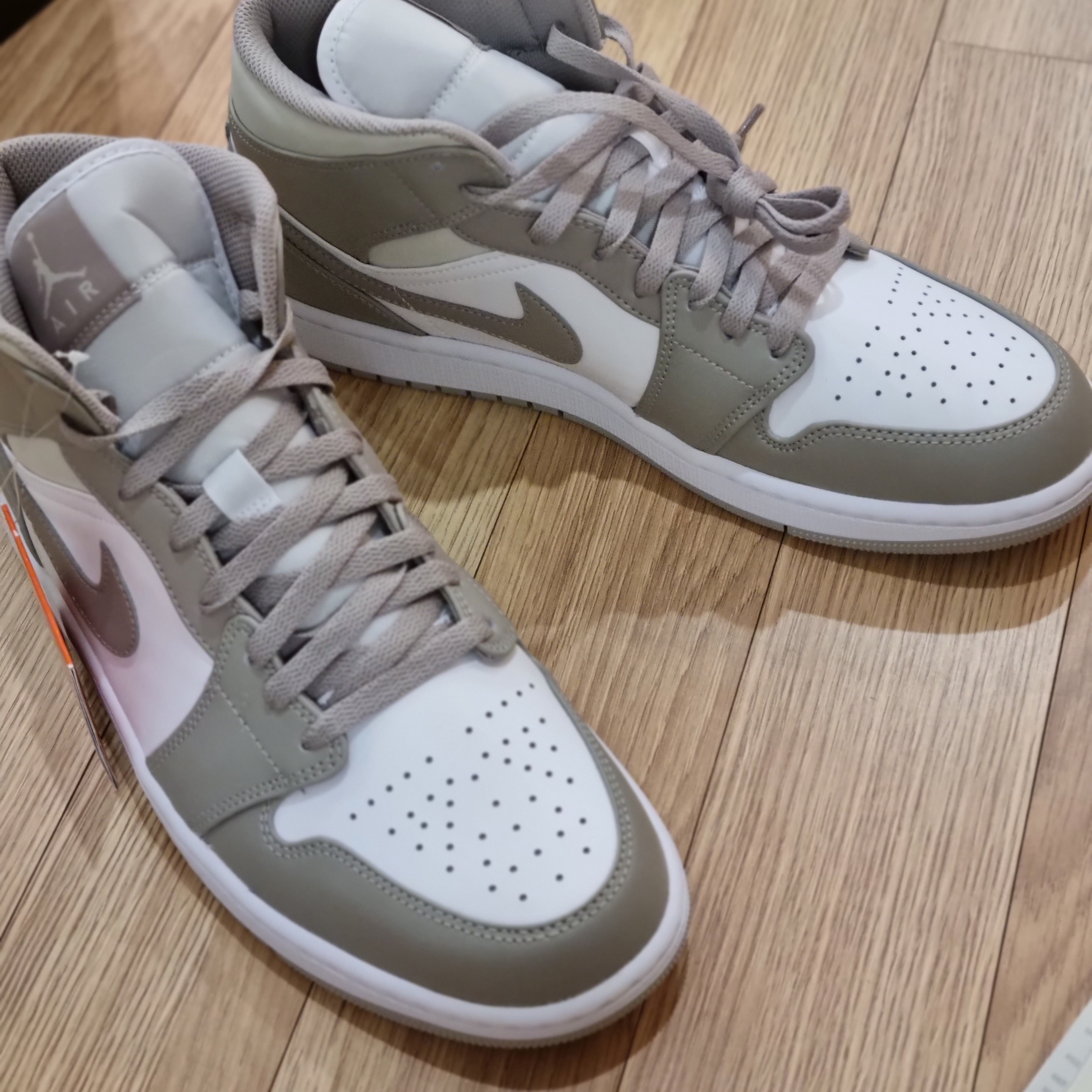 Jordan 1 Mid College Grey 착용 스타일 - 2