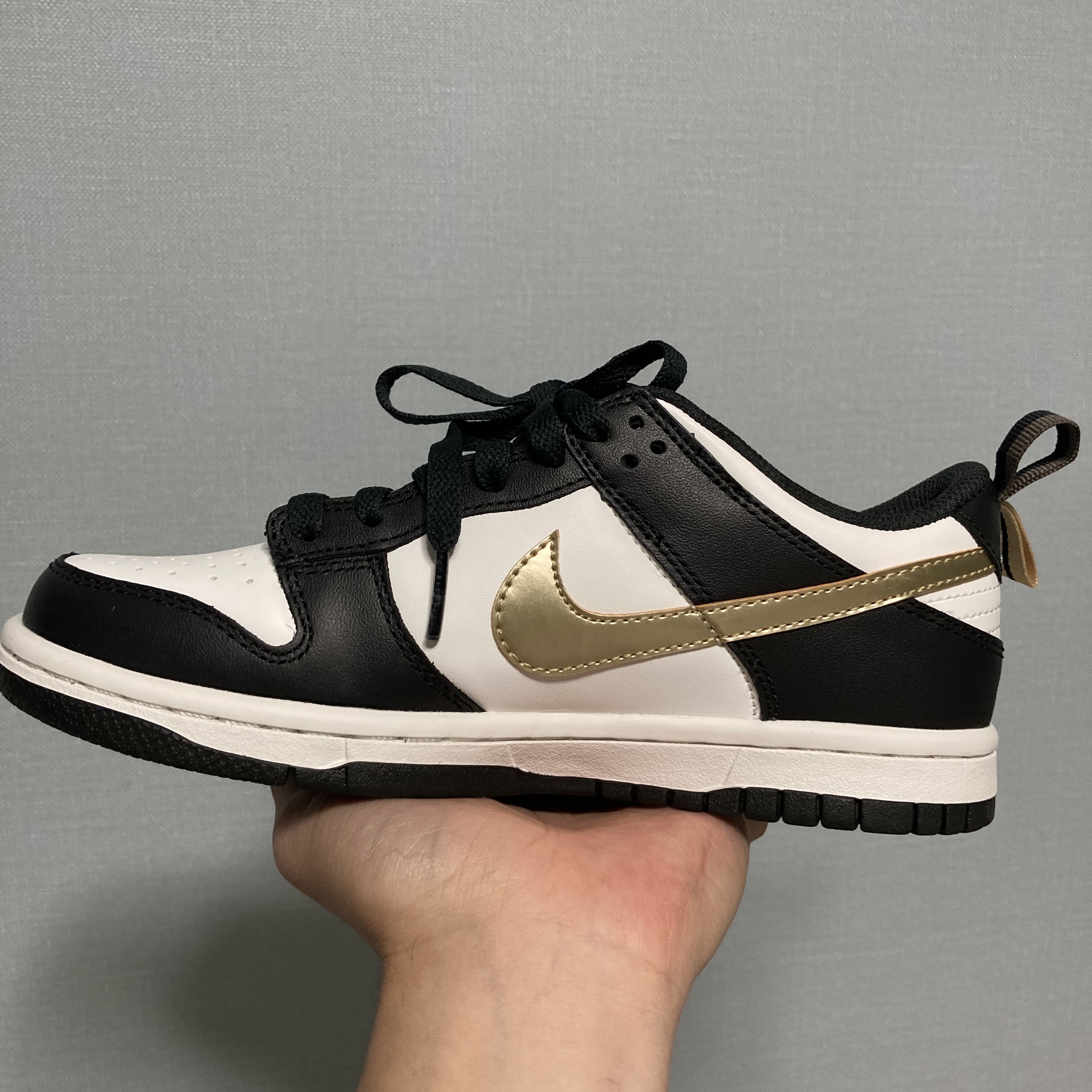 (GS) Nike Dunk Low PRM Halloween, (GS) Nike Dunk Low SE Off Noir Summit White Metallic Pewter 착용 스타일 - 5