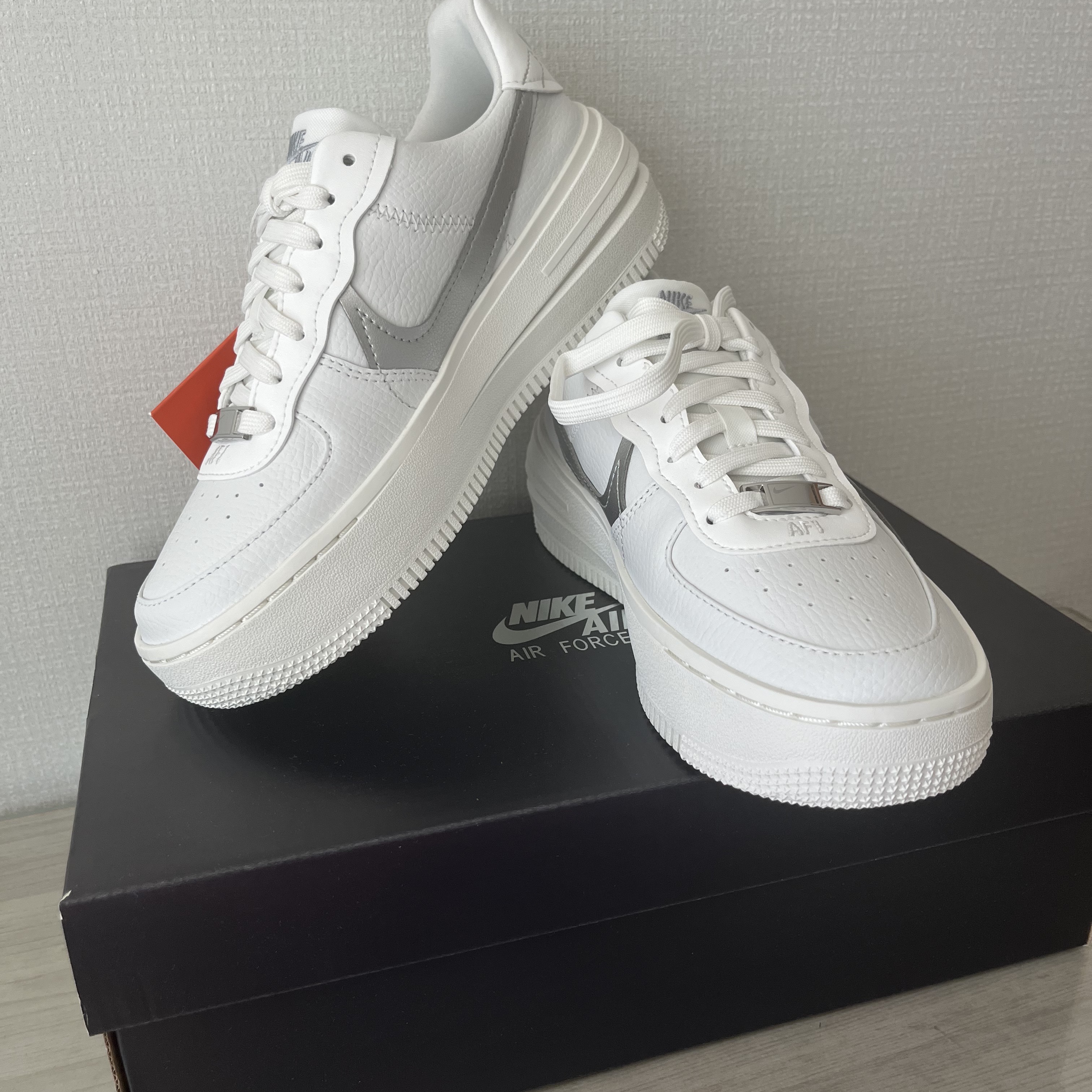 (W) Nike Air Force 1 PLT.AF.ORM Summit White Metallic Silver 착용 스타일 - 1