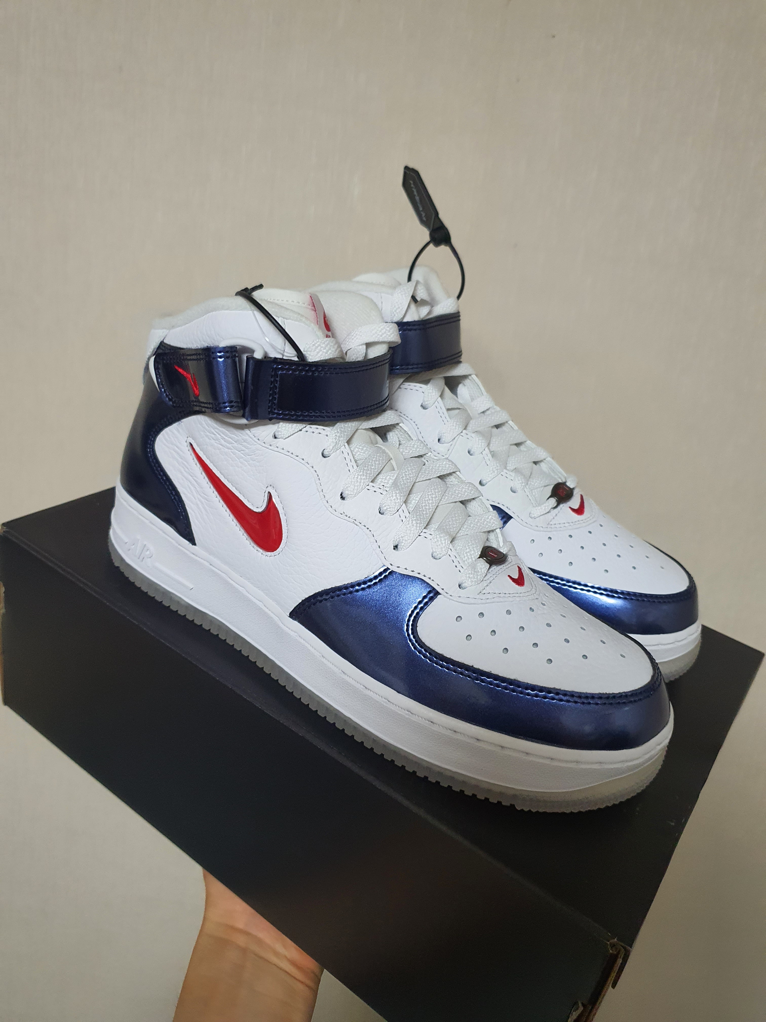 Nike Air Force 1 Mid QS University Red and Midnight Navy 착용 스타일 - 4
