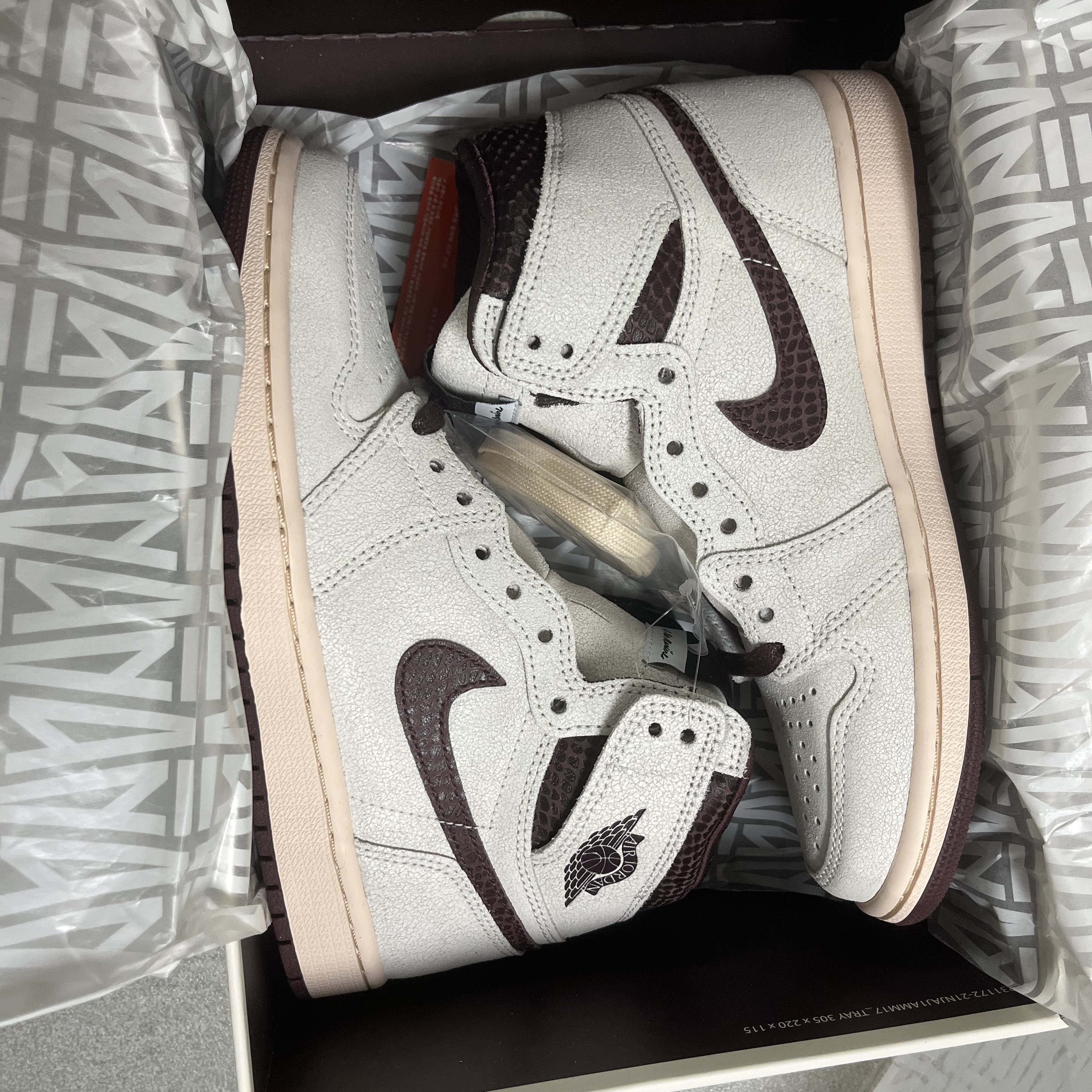 Jordan 1 x A Ma Maniere Retro High OG SP Sail and Burgundy 착용 스타일 - 2