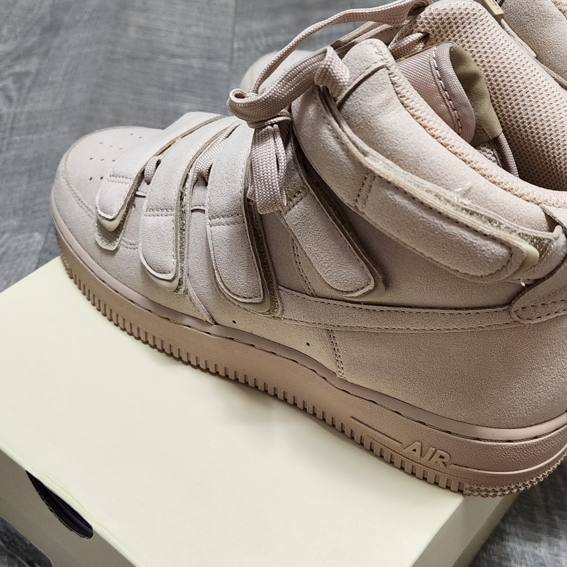 Nike x Billie Eilish Air Force 1 High '07 SP Mushroom 착용 스타일 - 4
