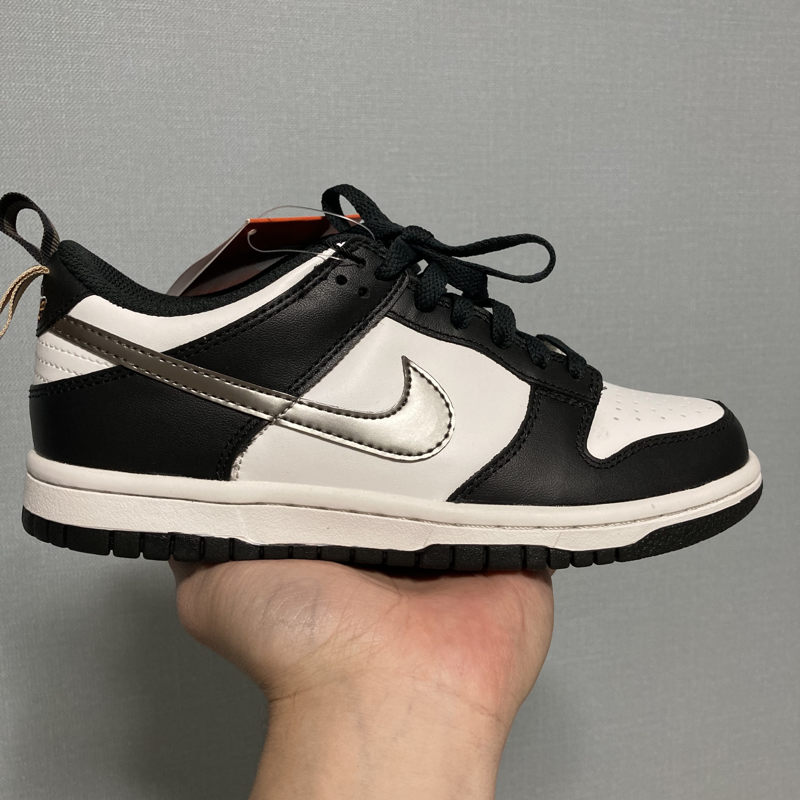 (GS) Nike Dunk Low PRM Halloween, (GS) Nike Dunk Low SE Off Noir Summit White Metallic Pewter 착용 스타일 - 4