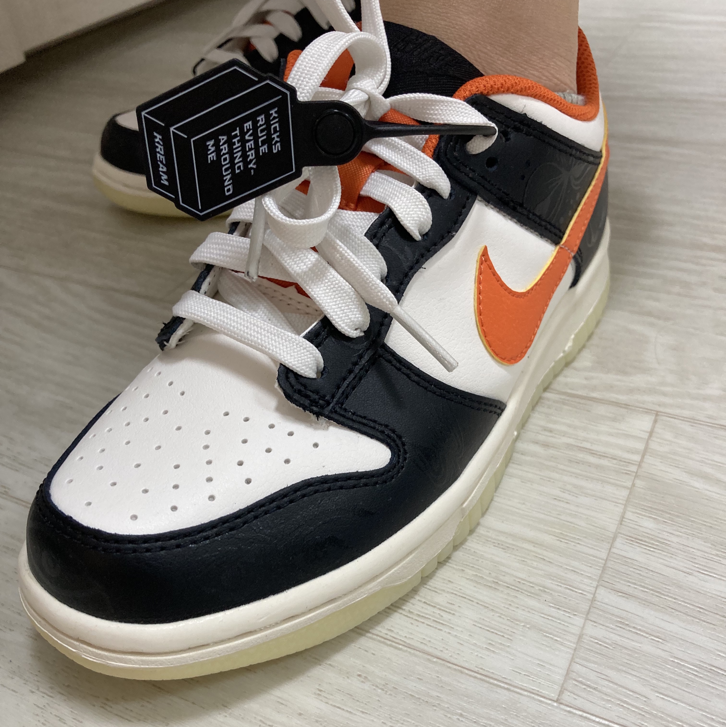 (GS) Nike Dunk Low PRM Halloween, (GS) Nike Dunk Low SE Off Noir Summit White Metallic Pewter 착용 스타일 - 2