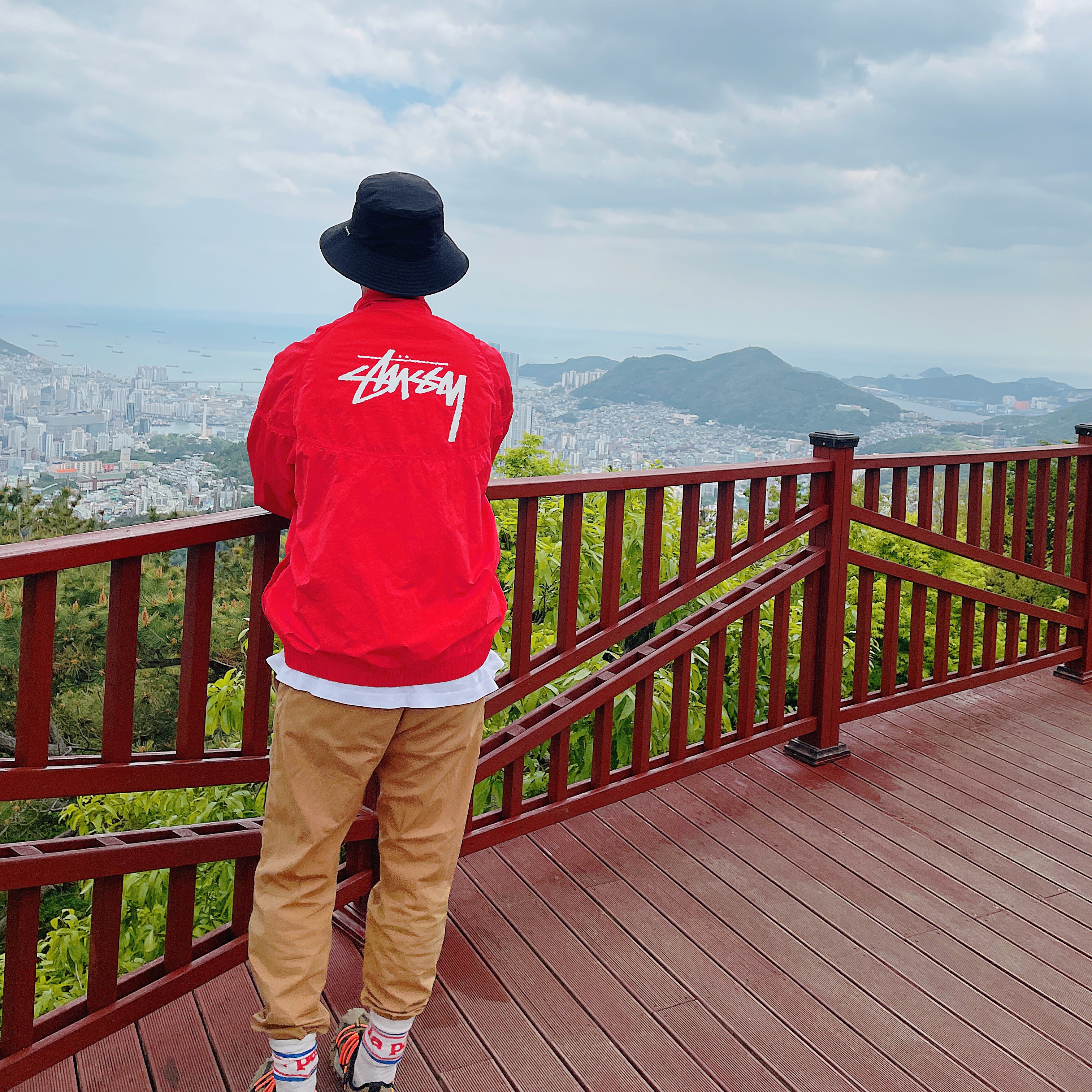 Nike ACG Mountain Fly Low Gore-Tex SE Hazel Rush, Nike x Stussy Windrunner Jacket Habanero Red 착용 스타일