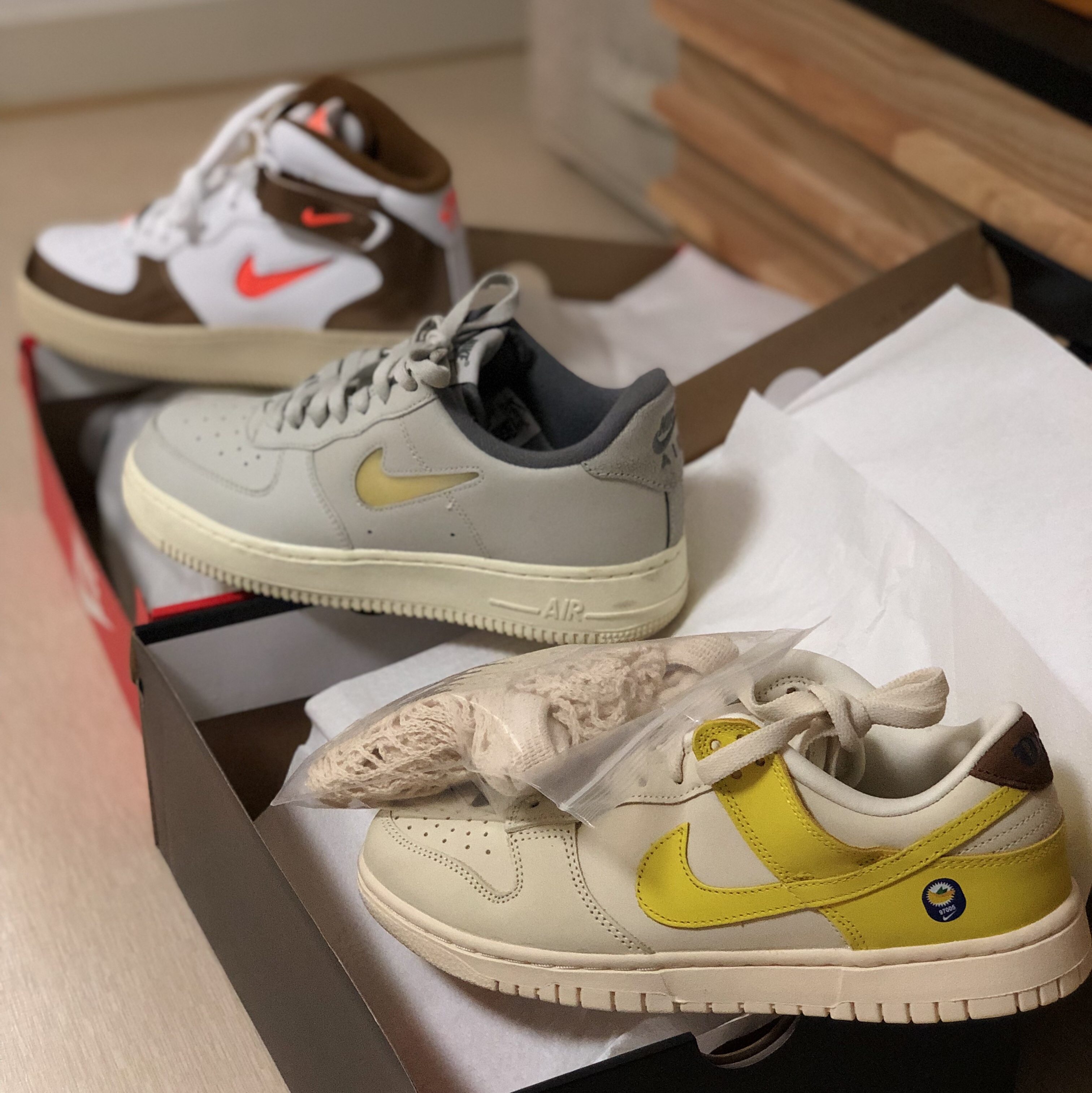 (W) Nike Dunk Low LX Banana, Nike Air Force 1 '07 LX Light Bone and Coconut Milk 착용 스타일