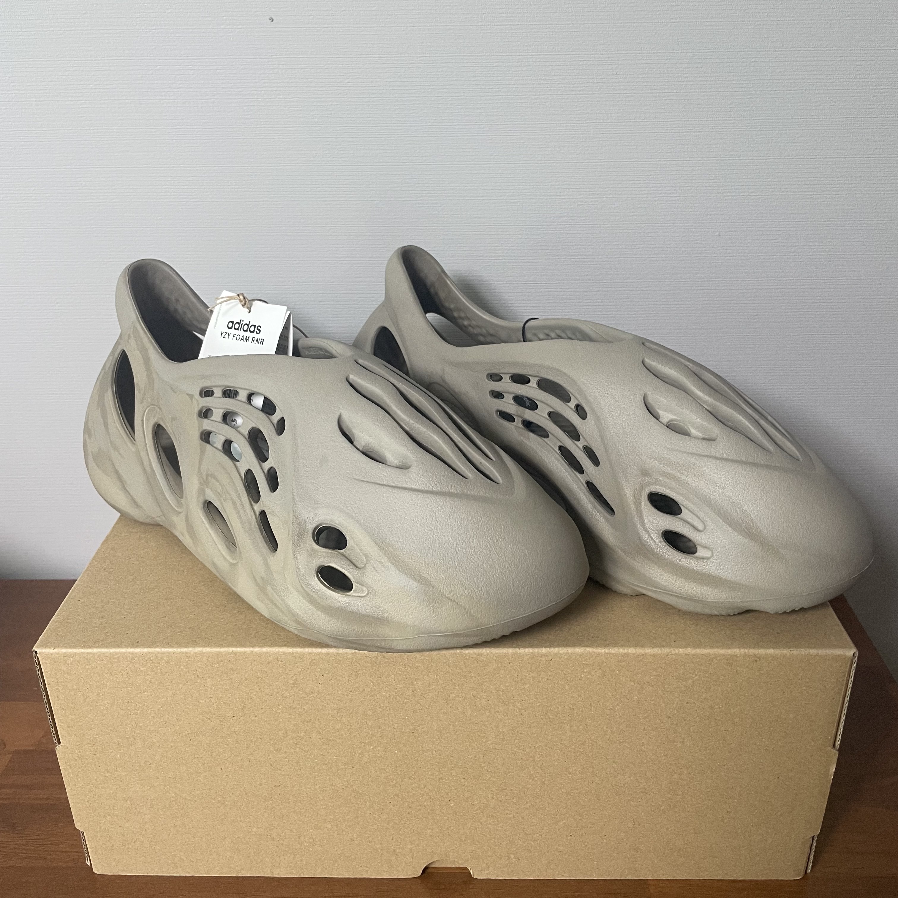 Adidas Yeezy Foam RNNR Stone Sage 착용 스타일