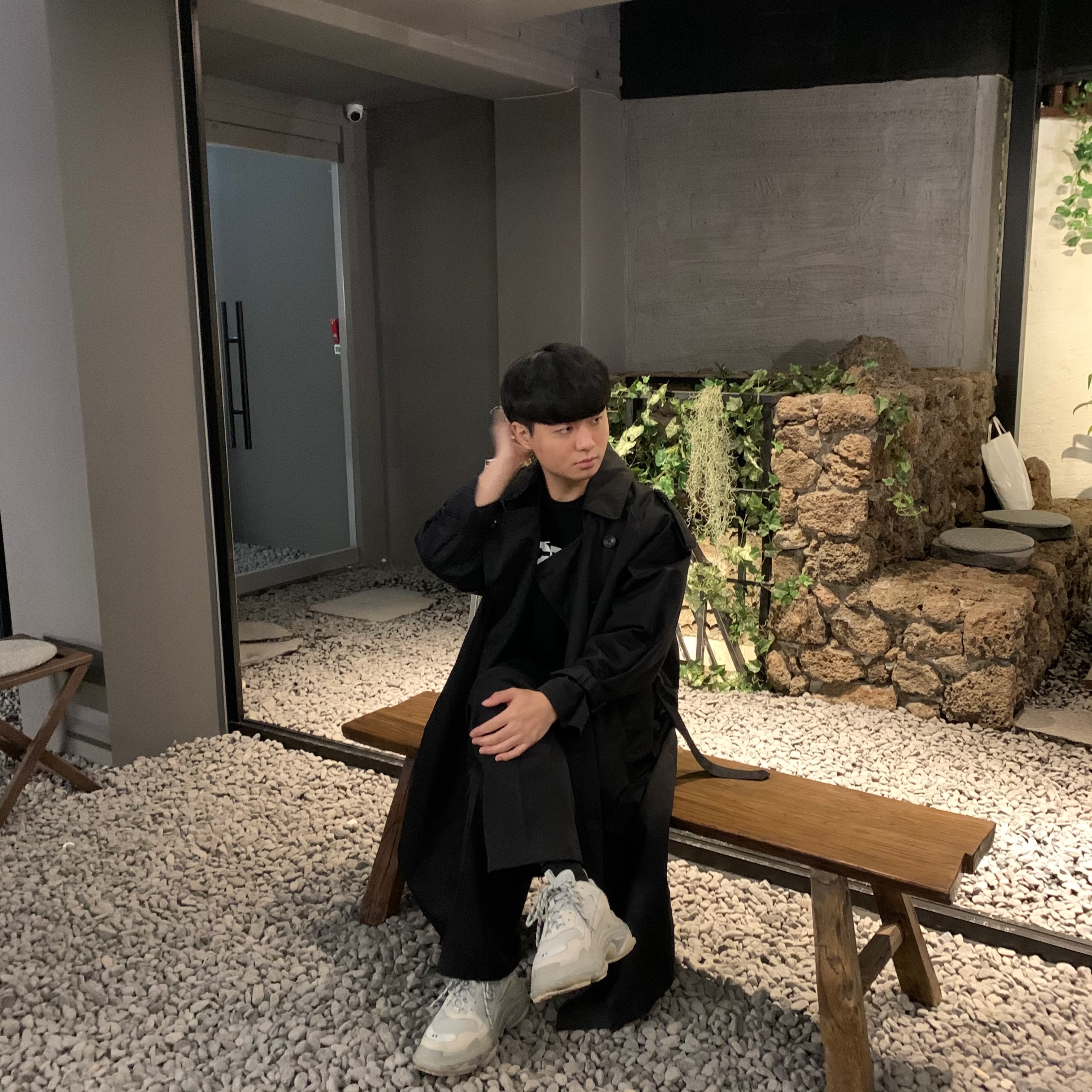 Balenciaga Triple S Clear Sole Grey 2018, CDG Logo T-Shirt Black 착용 스타일