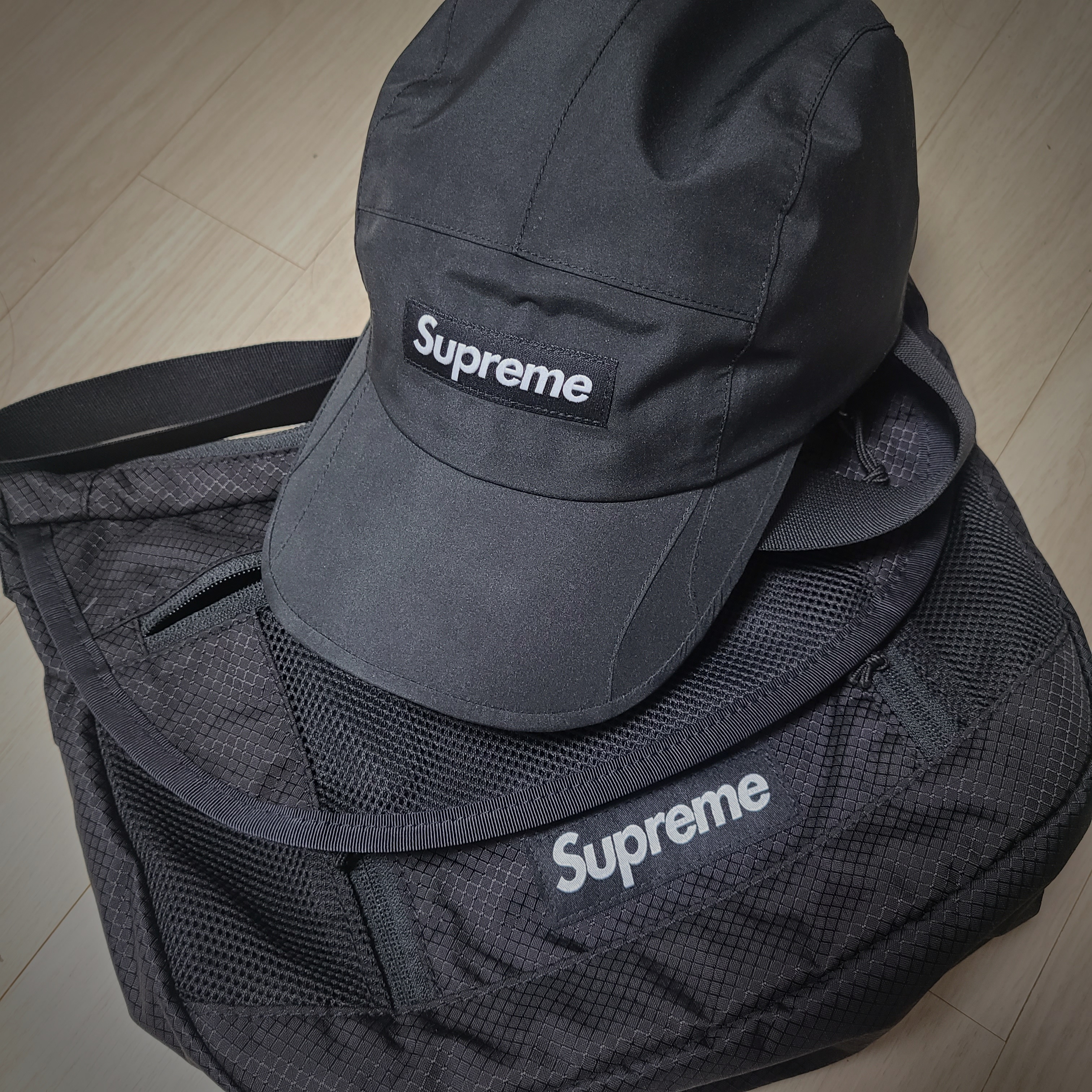 Supreme Small Messenger Bag Black - 22SS, Supreme Gore-Tex Paclite Camp Cap Black - 22SS 착용 스타일