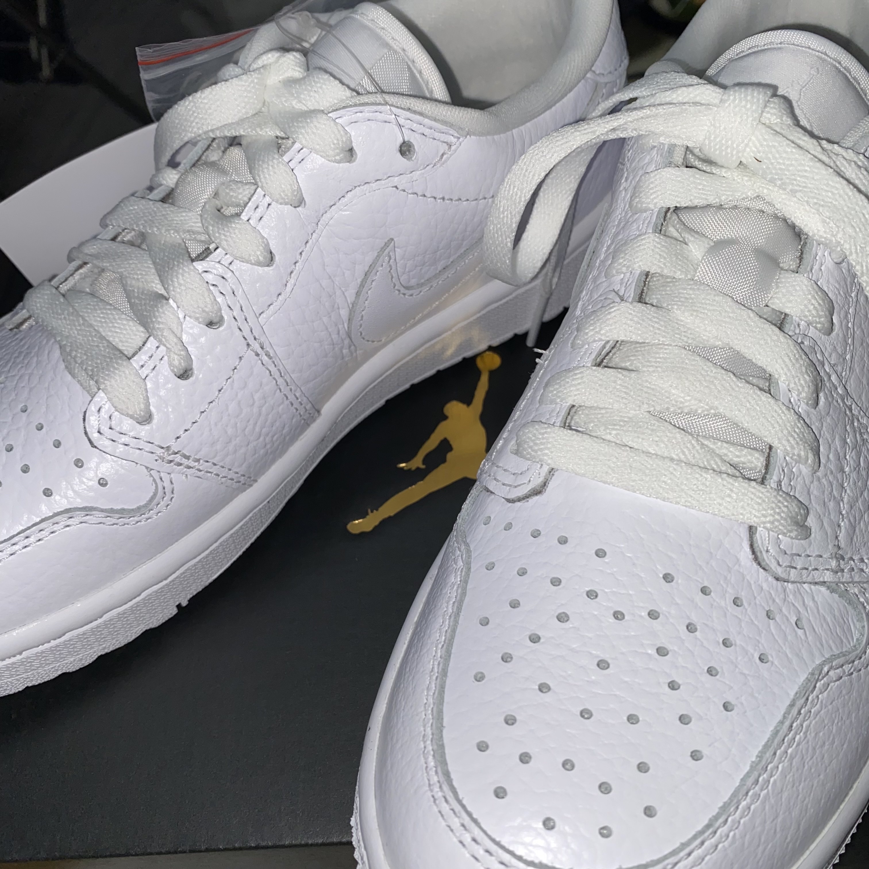 Jordan 1 Low Golf Triple White 착용 스타일 - 2