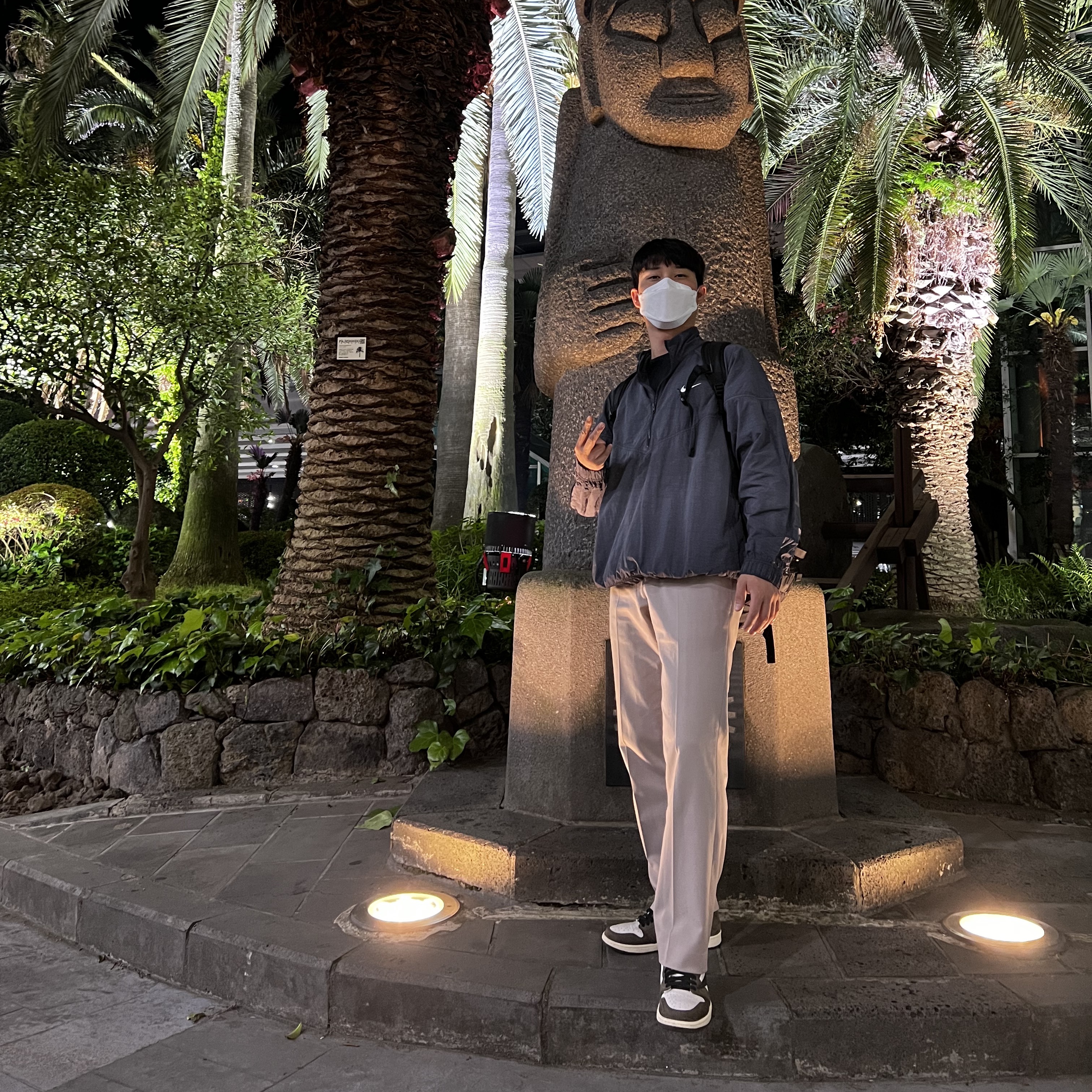 Jordan 1 x Travis Scott Retro High OG SP Mocha, Nike x Stussy Windrunner Jacket Off Noir 착용 스타일