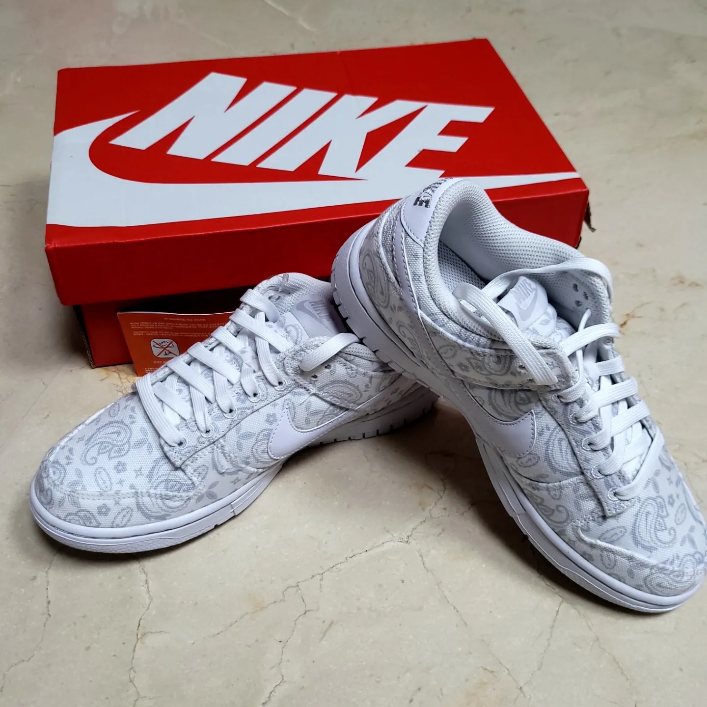 (W) Nike Dunk Low Essential White Paisley 착용 스타일 - 1