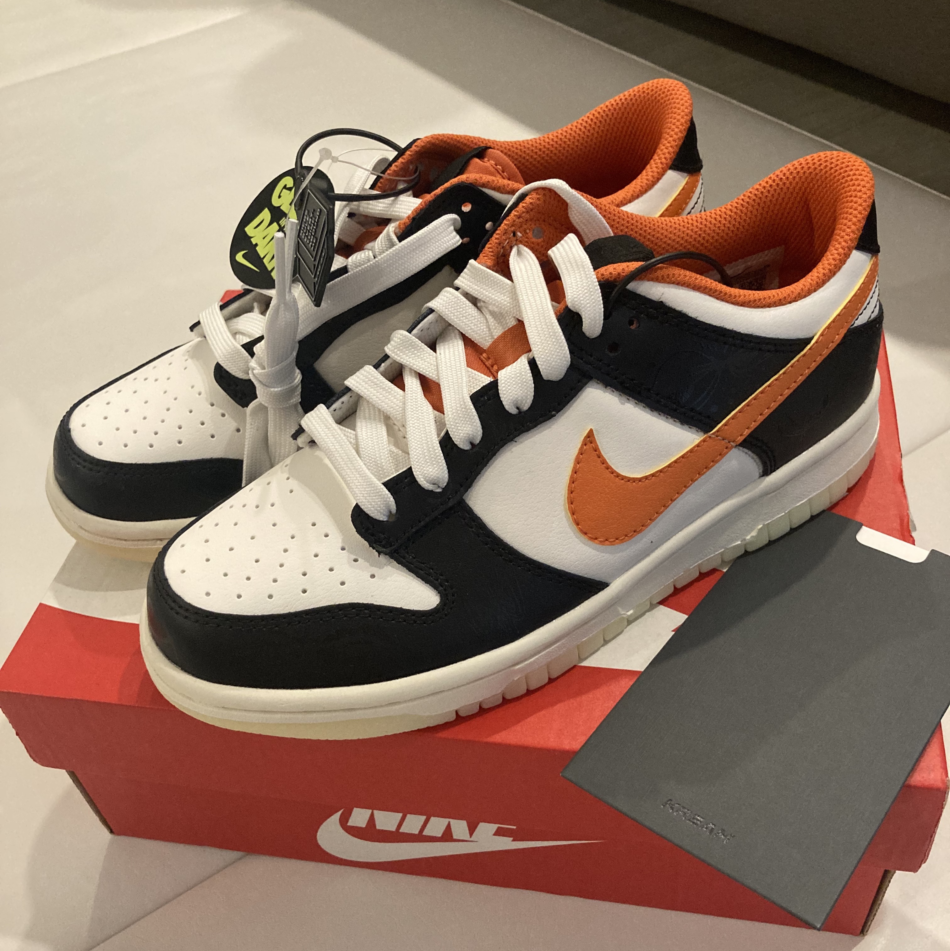 (GS) Nike Dunk Low PRM Halloween, (GS) Nike Dunk Low SE Off Noir Summit White Metallic Pewter 착용 스타일 - 1