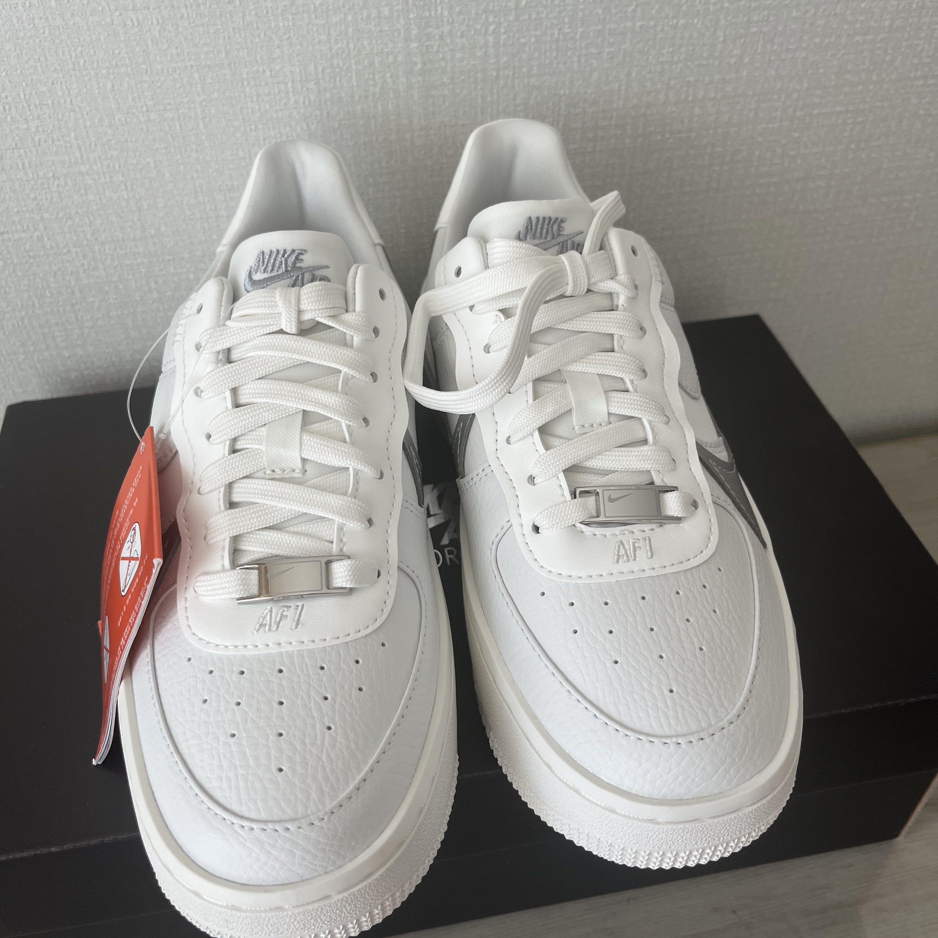 (W) Nike Air Force 1 PLT.AF.ORM Summit White Metallic Silver 착용 스타일 - 2