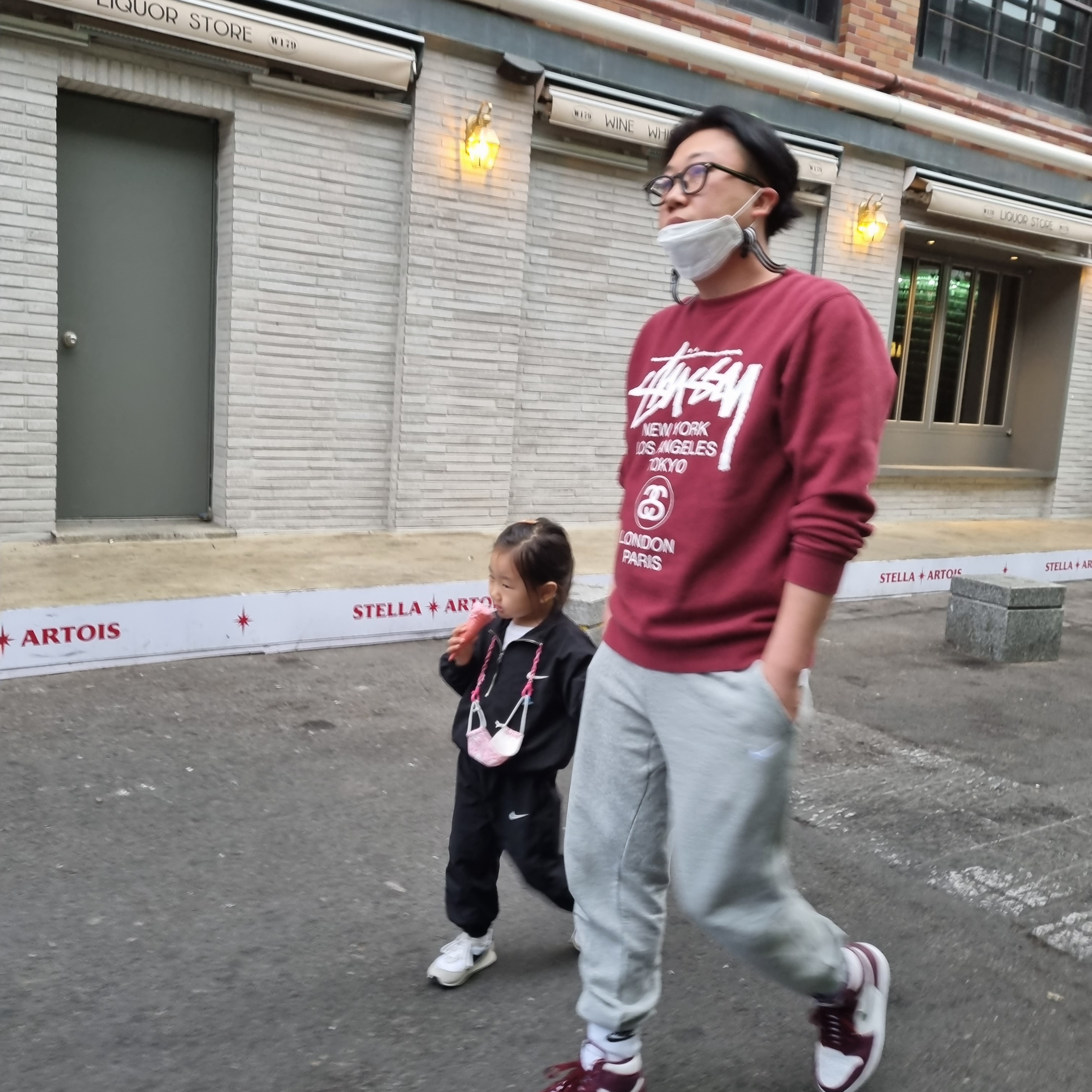 Jordan 1 Retro High OG Bordeaux, Stussy World Tour LS T-Shirt Black 착용 스타일 - 2