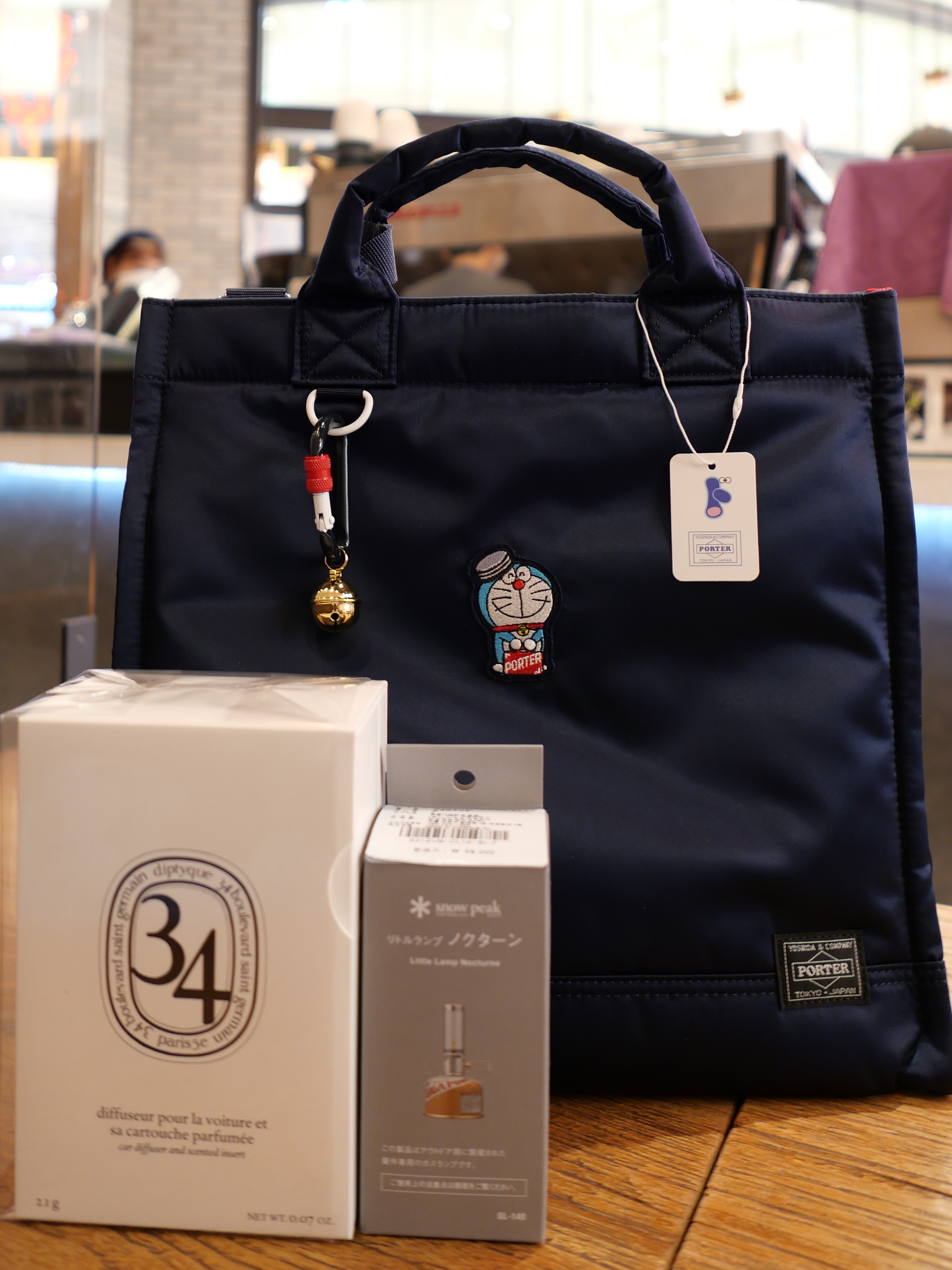 Porter x Doraemon 2Way Tote Bag Navy, New Balance 992 Made in USA White Silver 착용 스타일 - 2