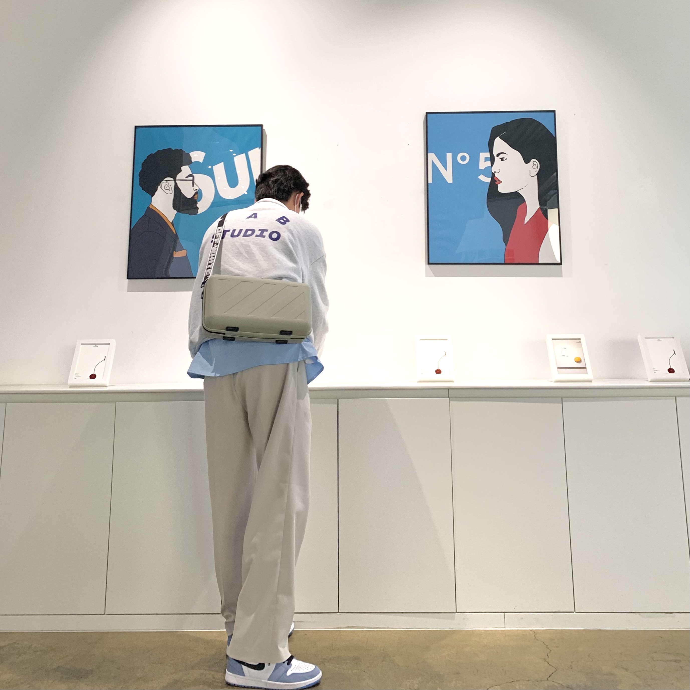 Jordan 1 Retro High OG University Blue, Off-White x Amore Pacific Protection Box (Without Cosmetics) 착용 스타일 - 2