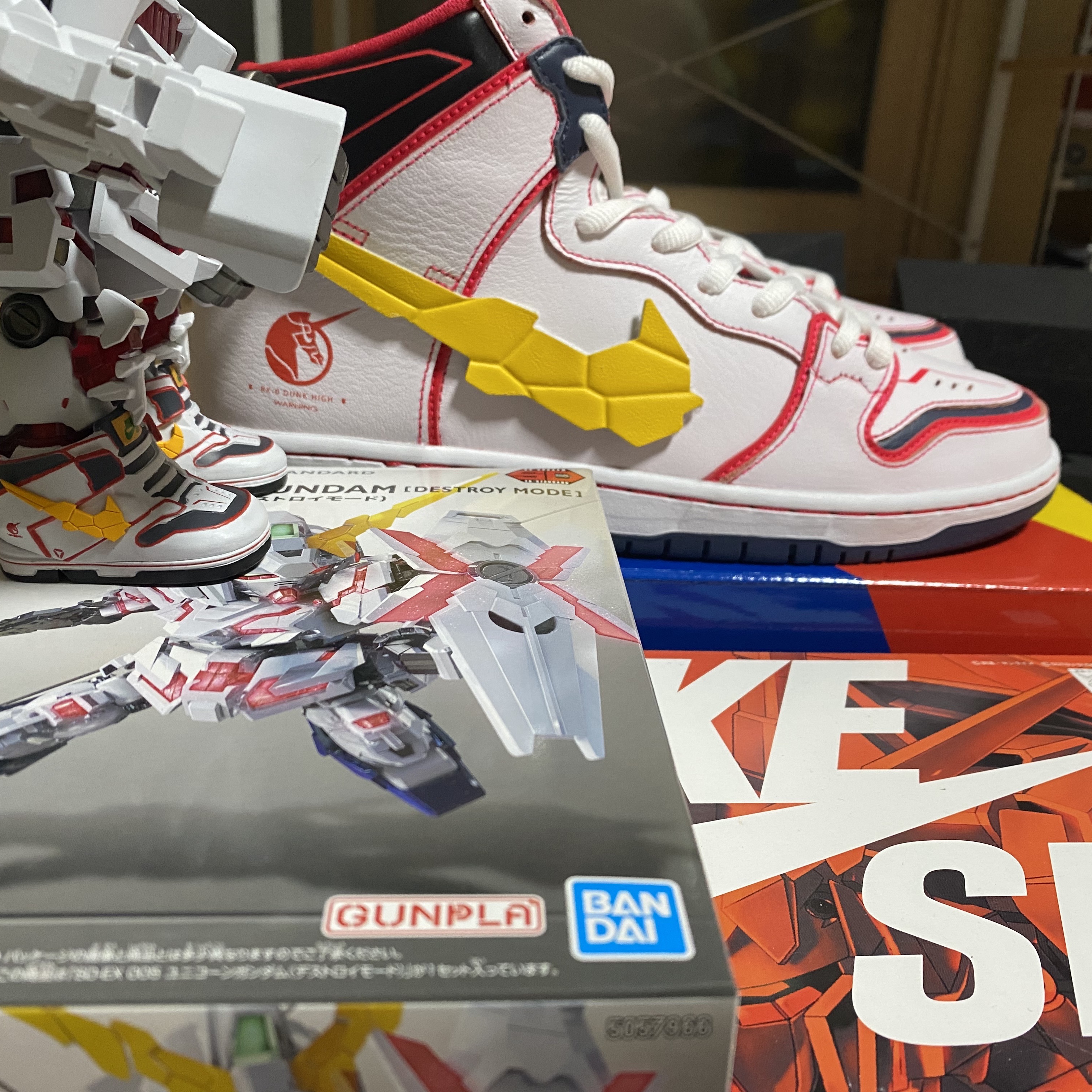 Bandai x Nike SB HG Unicorn Gundam & HG Unicorn 02 Banshee Set (Destroy Mode), Nike x Gundam SB Dunk High Pro QS Unicorn RX-0 착용 스타일 - 3