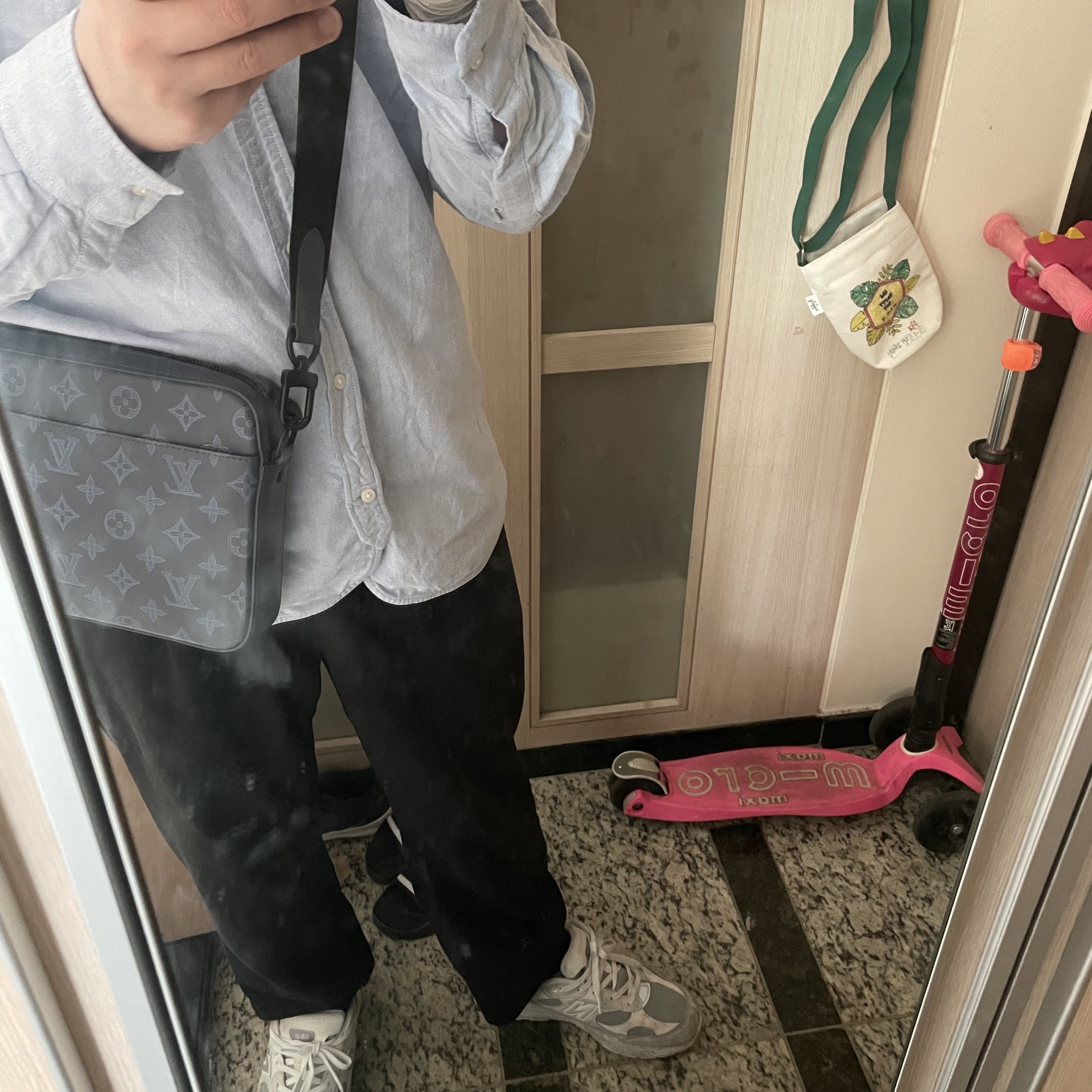 Louis Vuitton New Messenger Bag Blue Aerogram, New Balance 992 Made in USA White Silver 착용 스타일 - 1