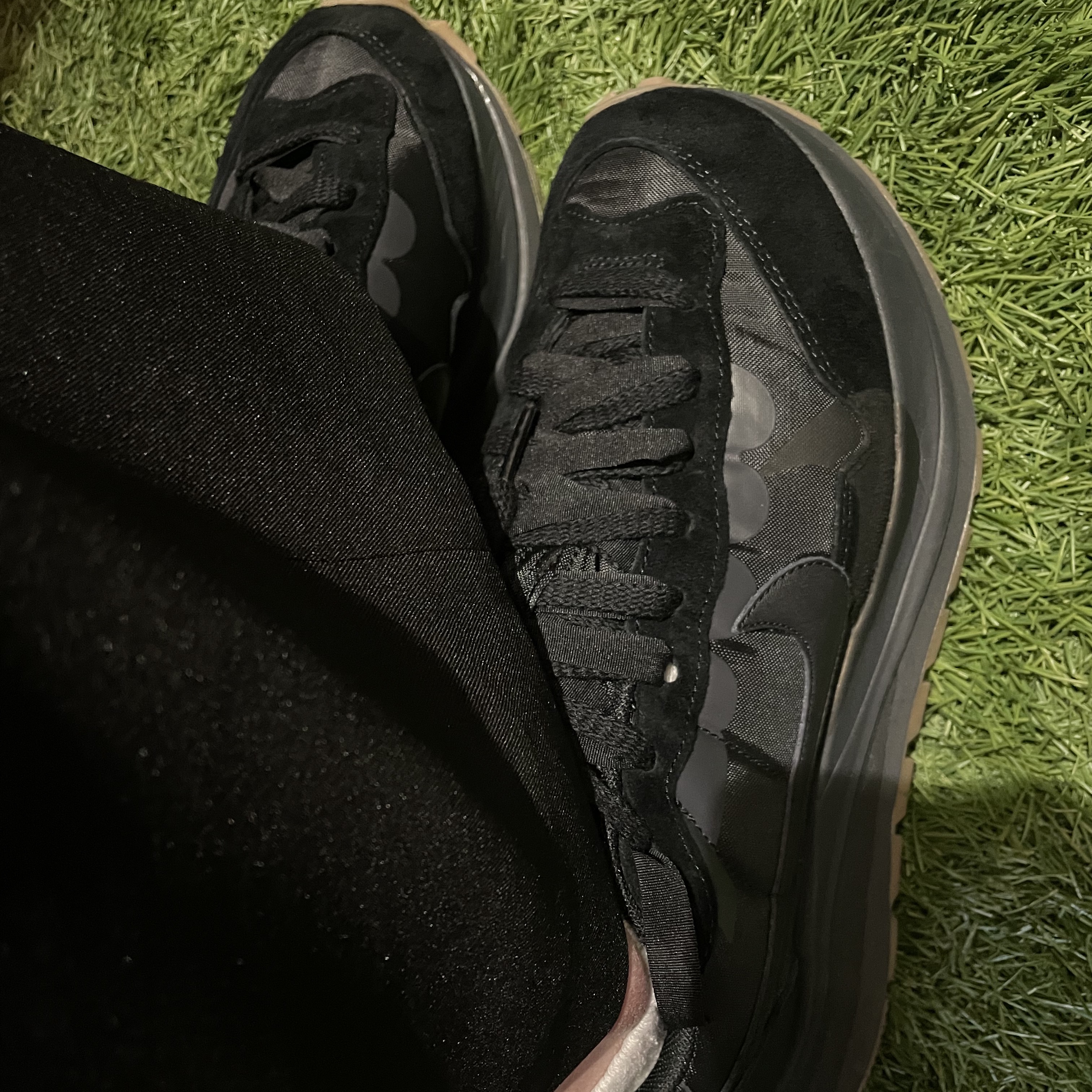 Nike x Sacai VaporWaffle Black and Gum 착용 스타일 - 4