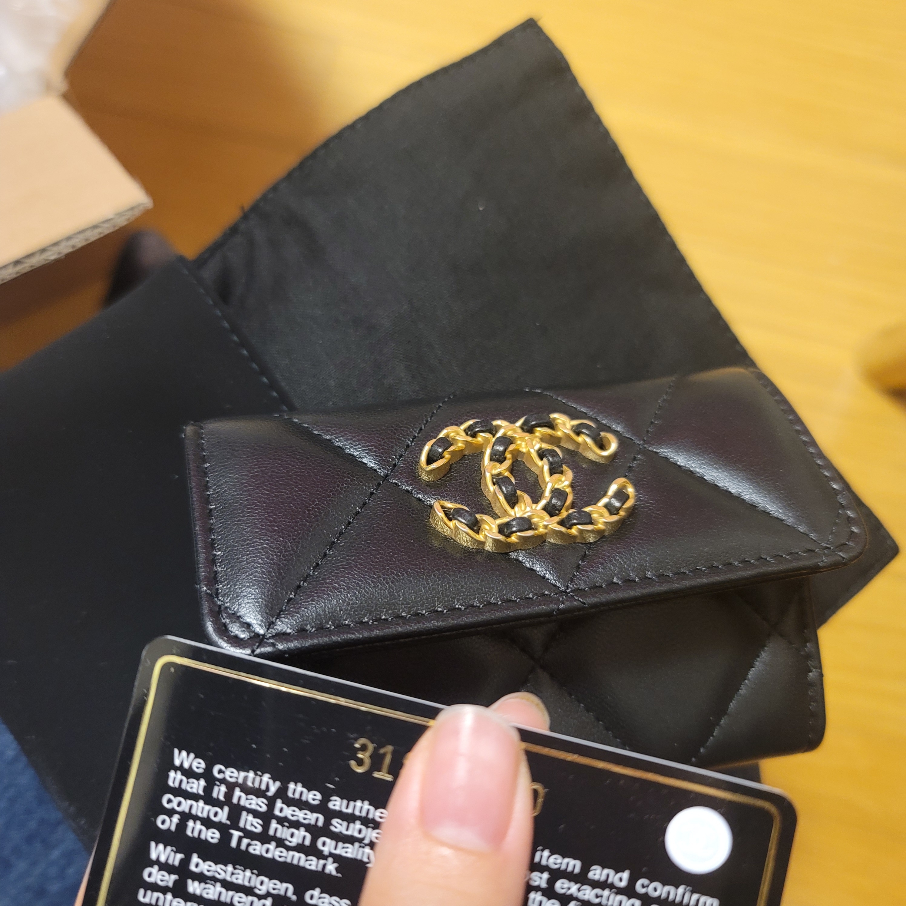 Chanel 19 Flap Card Holder Lambskin & Gold Black 착용 스타일 - 2