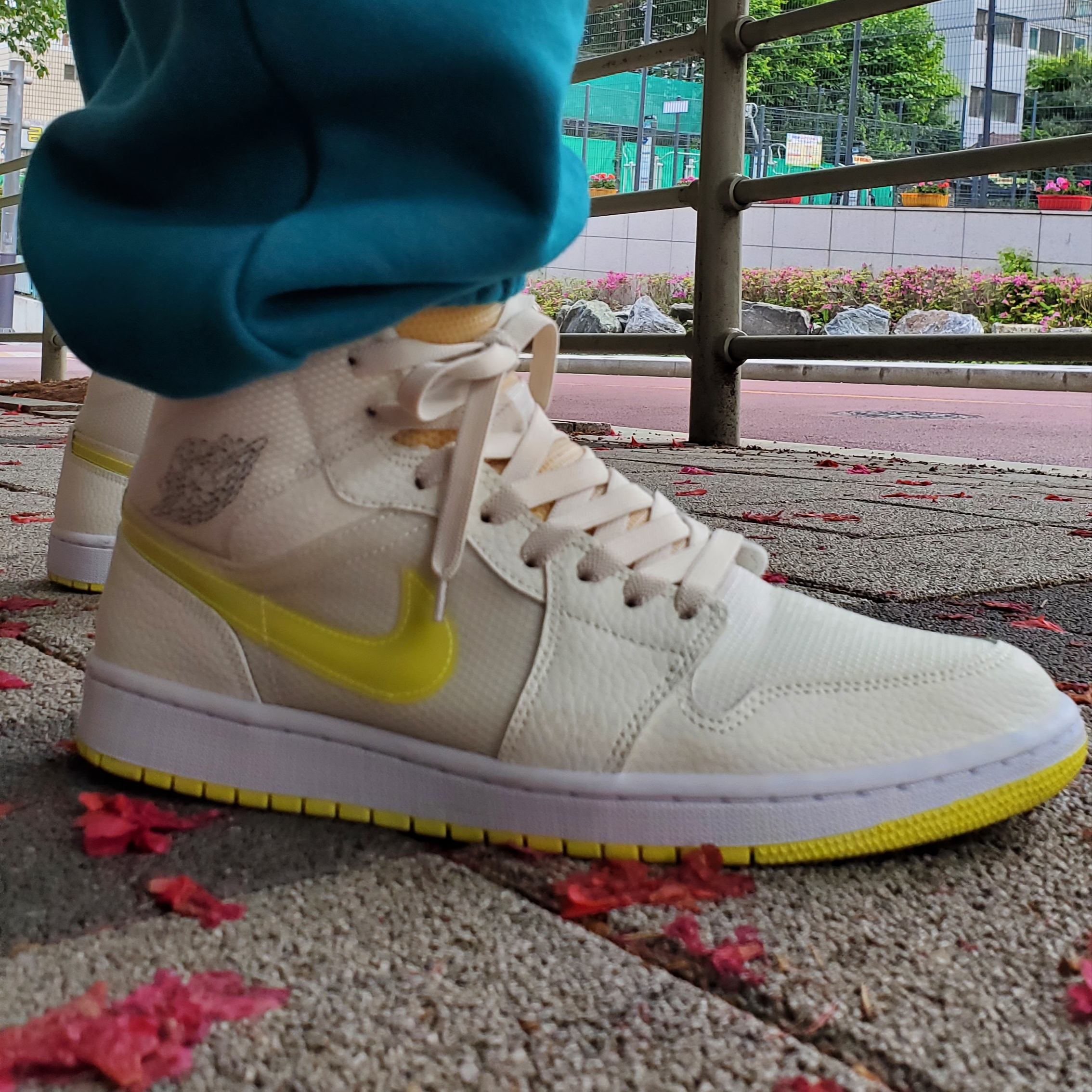 (W) Jordan 1 Mid SE Voltage Yellow 착용 스타일