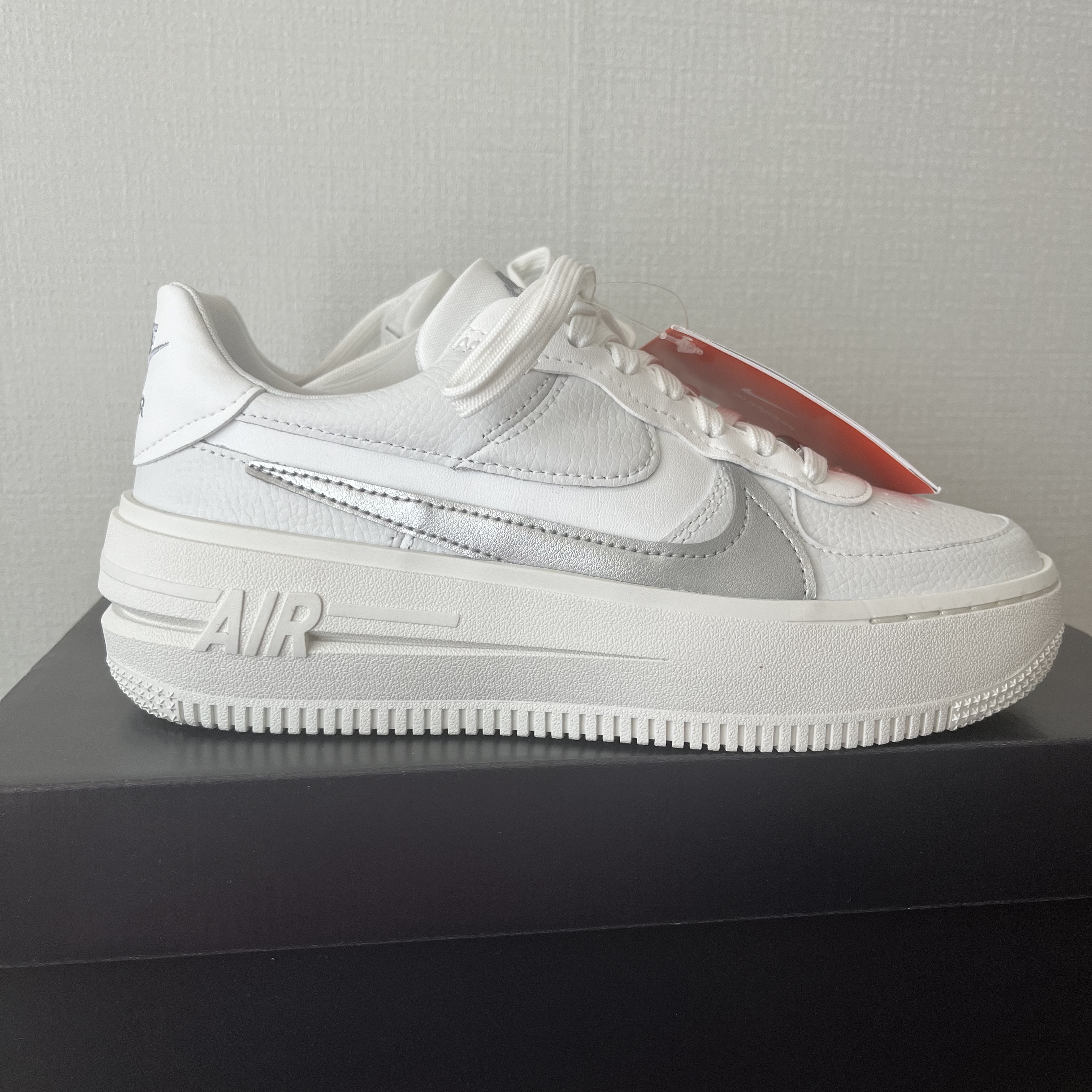 (W) Nike Air Force 1 PLT.AF.ORM Summit White Metallic Silver 착용 스타일 - 4